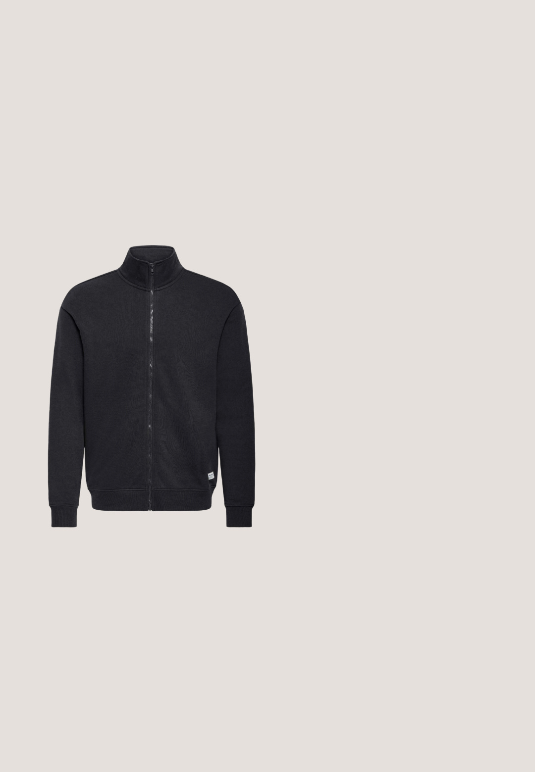 Sweat-shirt noir zippé avec col montant, en tissu doux, doté de poignets côtelés et d'une petite étiquette de marque sur le côté inférieur.; Gilet matelassé noir avec un col montant, une fermeture éclair sur le devant et un motif matelassé horizontal. Présente une texture lisse et sans accents matériels visibles.; T-shirt en coton gris clair avec un col rond et des manches courtes. Texture lisse, design simple, adapté à un usage décontracté.; Pantalon noir à jambes droites avec passants de ceinture, fermeture à bouton et poches avant, présenté sur un fond blanc.; Baskets noires en cuir et daim, avec des accents rayés blancs, bout rond et semelle en caoutchouc texturé. Design à lacets.; Lunettes de soleil noires avec une monture rectangulaire, des verres teintés foncés et des branches fines. Présente le nom de la marque "Polaroid" sur le côté.