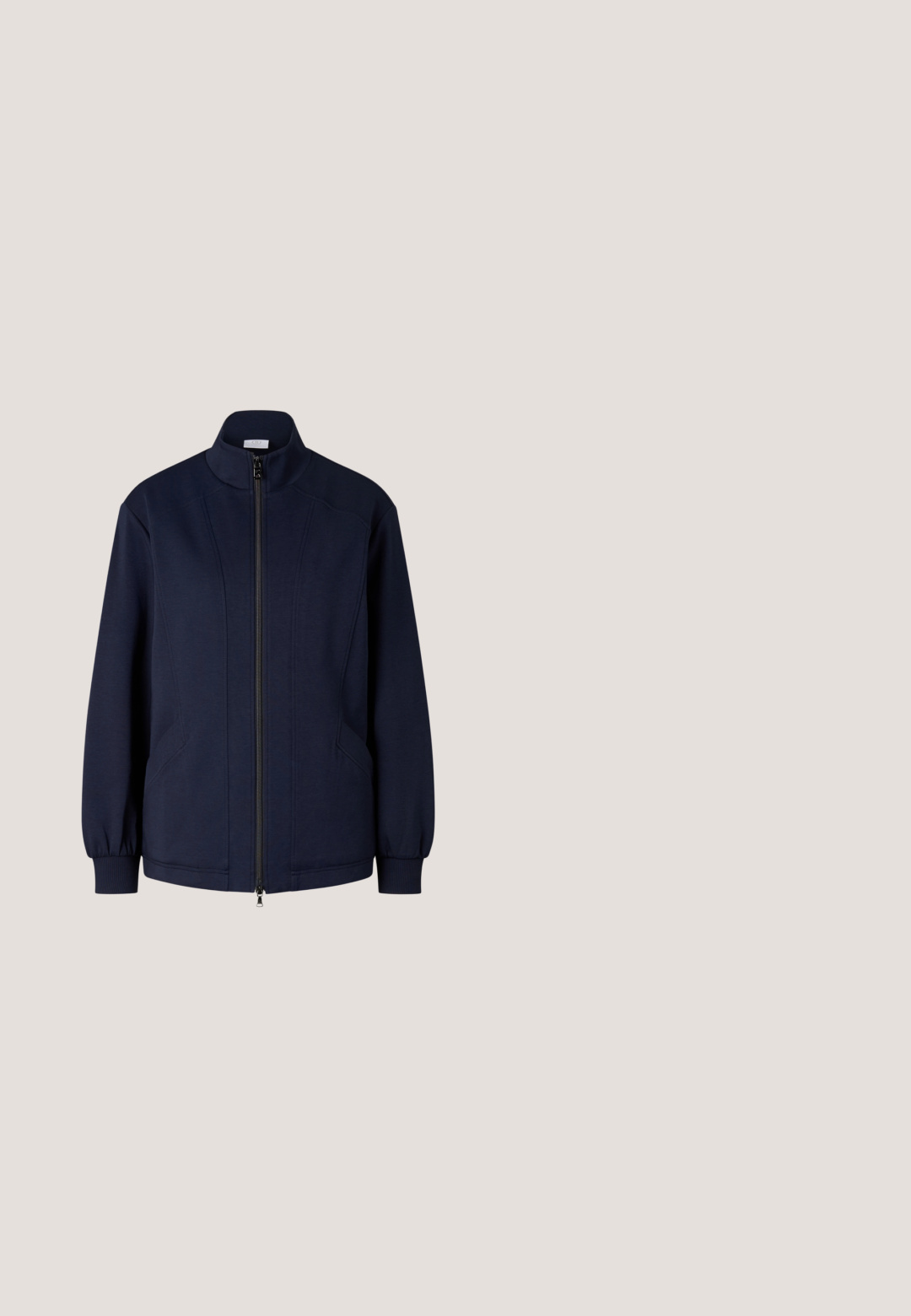 Veste zippée bleu marine avec col montant, manches longues avec poignets côtelés et poches le long des coutures latérales, présentée de face sur fond blanc.; Polo à manches courtes avec des rayures horizontales bleu marine et blanches, col bleu marine et trois boutons blancs sur le devant.; Jupe en denim bleu foncé à coupe droite, avec fermeture à boutons à l'avant, passants de ceinture et deux poches avant. Texture douce et couture visible.; Chaussures bateau en cuir bleu marine avec un bout arrondi, des décorations à lacets et des œillets métalliques. Elles présentent une semelle en caoutchouc beige et un marquage discret sur le côté.; Pochette en tissu bleu marine avec un logo doré, arborant deux bandes rouges et blanches verticales au centre, et une fermeture éclair.; Boucles d'oreilles en argent sterling au design torsadé, avec des surfaces lisses et brillantes. Pas de motifs ou d'accents visibles.