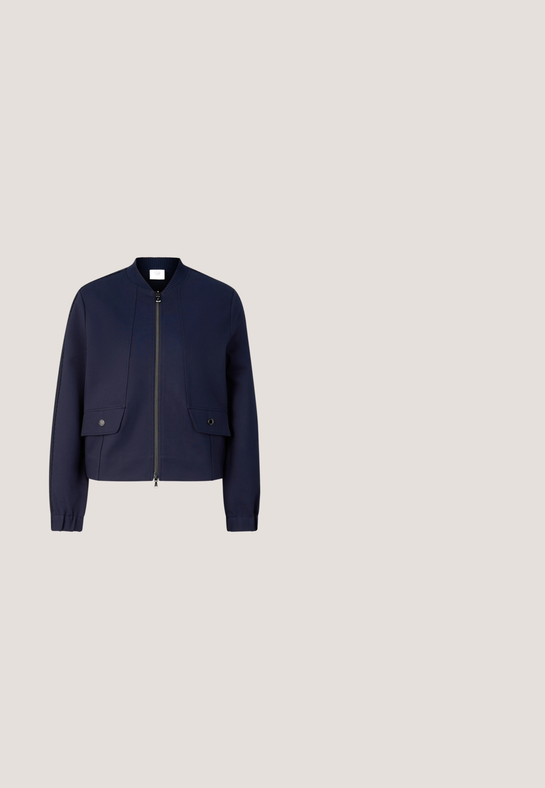 Mørkeblå bomberjakke med frontlynlås, ribbet krave, lange ærmer og to klaplommer med trykknapper i taljen.; Marineblå ærmeløs top lavet af glat bomuld, med en rund halsudskæring og en tætsiddende pasform uden pynt. Afslappet og alsidig.; Navyblå vidde bukser med elastisk talje og snor, forreste sømdetaljer og sidelommer.; Marineblå sneakers med hvide striber, lyserød hælkappe, hvide snørebånd og brun gummisål, vist i sideprofil på hvid baggrund.; Marineblå Guess shoppertaske med to skulderstropper og små hængende tags, med gyldent Guess-logo foran i midten.; Øreringe i guld og marineblåt med snoede gulddetaljer på en hvid baggrund, vist side om side.