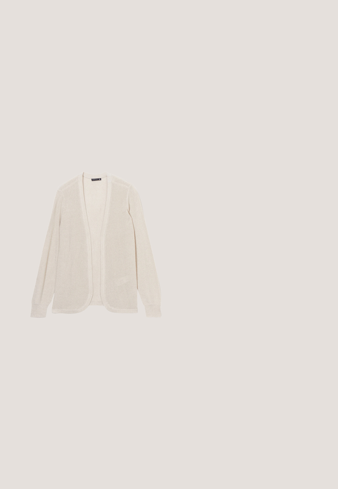Lichtbeige lange mouwen cardigan gemaakt van zacht, ribbelgebreid materiaal. Open voorkant ontwerp met afgeronde randen en aansluitende manchetten. Geen sluitingen.; Wit shirt met lange mouwen en boothals, gemaakt van zachte stof, afgebeeld op een effen witte achtergrond.; Wijde broek van crèmekleurige, gestructureerde brei met een tunnelkoord in de taille en een subtiel geometrisch patroon.; Beige lage sneaker met meshpanelen, witte veters, lichtbruine zool en leren hielaccent in tan, ontworpen voor casual gebruik.; Witte Guess-handtas met goudkleurig beslag, twee korte handvatten, een decoratieve ketting aan de voorkant en een afneembare schouderriem die aan de voorkant wordt getoond.; Gouden armband met decoratieve driehoekige accenten en ronde kristallen stenen, voorzien van een schakelsysteem en een karabijnsluiting.