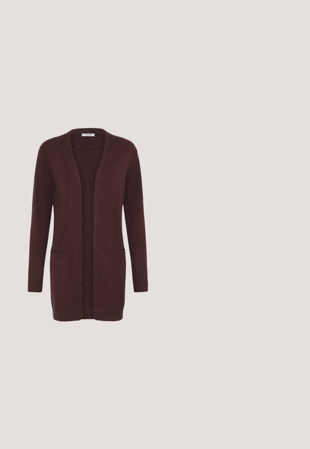 Burgunderfarbener Cardigan mit langen Ärmeln, offener Vorderseite und zwei vorderen Taschen; aus weichem, strukturiertem Stoff; minimalistisches Design.; Braunes kurzes T-Shirt mit klassischem Rundhalsausschnitt. Hergestellt aus weichem Material, mit glatter Textur und minimalistischem Design.; Blaue Jeans mit geradem Bein, vorderen Taschen, Gürtelschlaufen und Knopfverschluss, dargestellt vor weißem Hintergrund.; Braune Lederschuhe mit strukturierten Akzenten, runder Zehenpartie, einem seitlichen Reißverschluss und einer klobigen Sohle, die ein metallisches Detail in der Nähe der Ferse aufweisen.; Braune rechteckige Tragetasche mit langen Griffen, strukturierter Oberfläche und einem dekorativen goldfarbenen Schnallenriemen auf der Vorderseite oben.; Goldfarbene Metall-Creolen mit gedrehtem, wellenförmigem Design und Scharnierverschluss vor weißem Hintergrund.