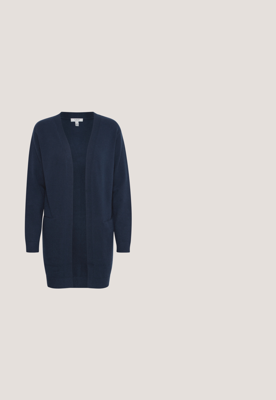 Jersey de punto azul marino de manga larga con puños y dobladillo acanalados, visto desde atrás.; Tirantes de color azul marino con escote redondeado y tirantes anchos, fabricado en tejido suave y elástico. Diseño simple sin patrones ni acentos.; Pantalones jogger azul marino hechos de tela suave, con cintura elástica con cordón, dos pliegues delanteros y diseño de pierna ajustada.; Zapatilla de ante azul marino con detalle en zigzag blanco, cordones negros, talón y lengüeta acolchados blancos, y suela gruesa de goma blanca texturizada.; Bolsa tote de lona beige con asas negras y base negra, ancha y espaciosa con correas largas para el hombro para facilitar su transporte.; Pendientes de botón de metal en tono dorado con una forma ovalada orgánica y ondulada; acabado pulido; diseño ligero adecuado para uso diario.
