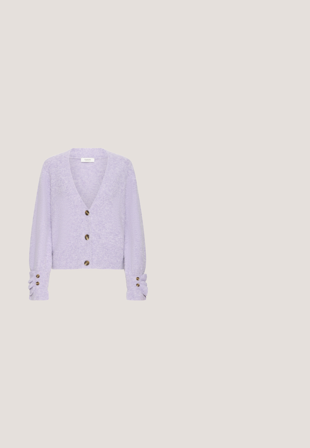 Cárdigan de punto lavanda con escote en V profundo, cierre de botones y mangas abullonadas con botones decorativos y puños acanalados.; Camiseta de manga corta oversize en color lila claro con cuello redondo y etiqueta de la marca en el interior del cuello.; Pantalones cortos de lavanda clara hechos de una tela suave, con una cinturilla elástica y un corte relajado, presentando un diseño simple y sin adornos.; Zapatillas con una parte superior de cuero blanco, puntera de ante púrpura, acentos en rosa y verde, diseño de cordones y una suela de goma blanca texturizada.; Bolso de hombro de imitación de piel lila con forma curva, bolsillo con cremallera y correa ajustable que presenta la palabra "EXPATRIÉ" en un patrón sutil.; Pulsera de cuentas moradas con piedras de amatista facetadas, acentos en tono dorado y un cierre tipo langosta con cadena ajustable.