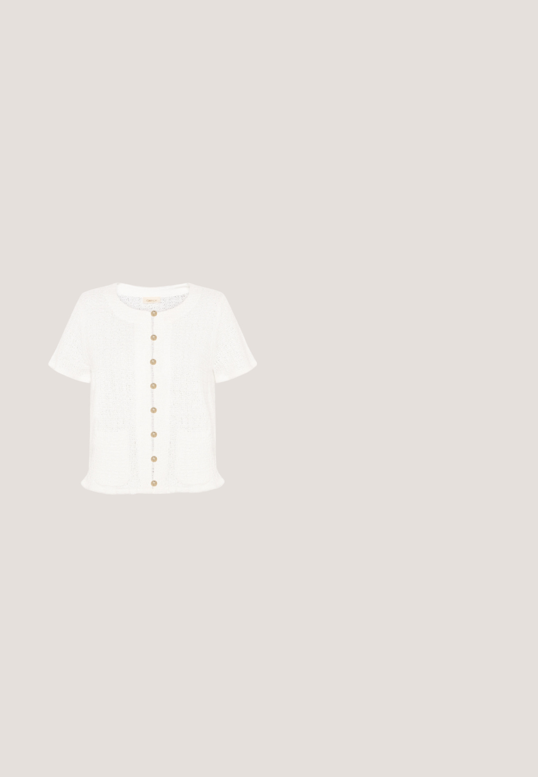 Cardigan blanc en maille à manches courtes avec encolure ronde et sept boutons décoratifs dorés sur le devant.; Débardeur blanc côtelé avec un col haut et des accents bleu marine le long des bords. Présente un petit logo en bas à droite. Tissu extensible.; Pantalon large en lin beige avec une taille élastique et un détail subtil de poche latérale.; Sandale ouverte en cuir marron avec talon bloc, dotée de deux larges brides et d'une bride arrière pour un maintien sûr.; Sac à main en cuir fauve avec panneau avant en beige tressé, détail de fermoir doré et large bandoulière, sur fond blanc.; Bracelet doré présentant un mélange de barres courbes lisses et de perles rondes. Le design est sans couture avec une finition polie et brillante.
