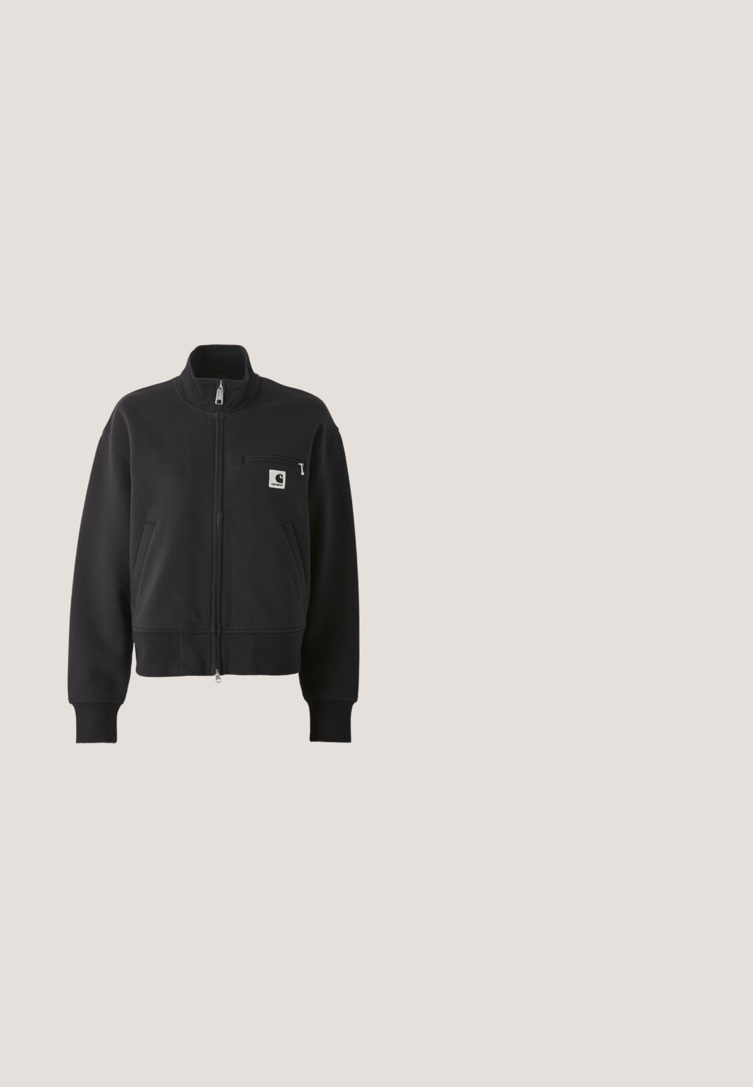 Veste zippée noire au design court, dotée d'un col haut, de poches avant et d'une petite poche poitrine avec un accent de logo. Texture de tissu douce.; T-shirt en coton vert clair avec des manches courtes retroussées, présentant un graphisme central d'une plante dans un pot rond, avec un logo sur le bas à l'avant.; Jeans en denim bleu clair taille haute avec des jambes droites larges, fermeture à bouton à l'avant, fermeture éclair et poches avant et arrière.; Baskets de course Nike en blanc, argent et vert. Comprend des matériaux en maille et synthétiques, un col rembourré et une semelle amortissante avec des unités d'air visibles.; Sac en osier noir et blanc de forme arrondie, avec une surface texturée et une poignée tressée. Convient à un usage décontracté.; Boucle d'oreille en argent avec une finition polie, présentant de petits détails en or et de forme ronde, portée sur le lobe.