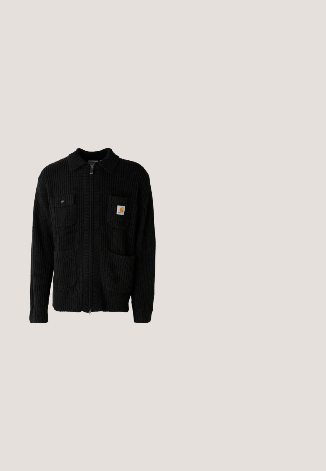 Zwarte gebreide cardigan met een geribbeld textuur, voorzien van een rits aan de voorkant, twee opgestikte zakken en een logo label op de linker zak.; Zwarte katoenen t-shirt met ronde hals, korte mouwen en een klein gekleurd label op de linkerkant van de borst met het woord "SUPERIOR."; Zwarte broek van gladde stof, met knoopsluiting, rechte snit en twee voorplooien voor extra detail.; Zwarte schoen met een leren bovenzijde, textiele accenten, ronde veters en een getextureerde rubberen zool. Voorzien van mocassin-stiksel en merkdetails.; Zilveren metalen kettinghalsband met verweven schakels, een gladde textuur en een verstelbare sluiting voor het aanpassen van de lengte.; Zwarte elastische riem met een rechthoekige matte zwarte gesp, voorzien van een gestructureerde afwerking. Eenvoudig ontwerp, veelzijdig voor verschillende outfits.