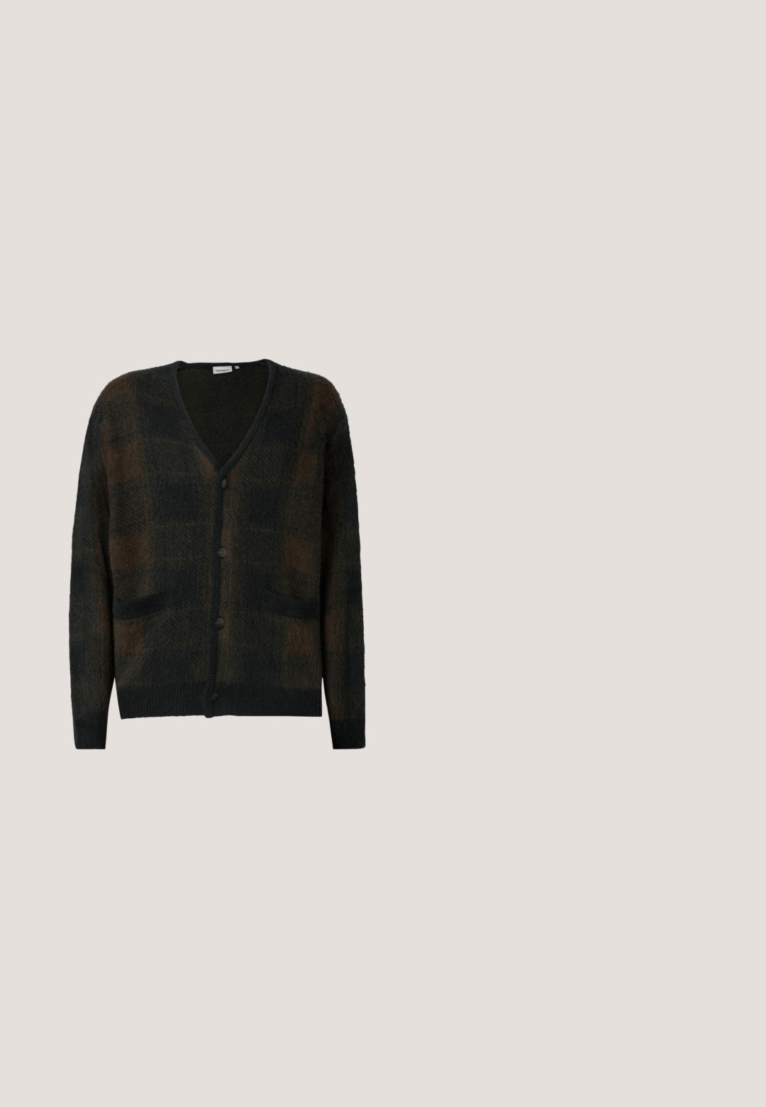 Sort og brun ternet cardigan med V-hals, fire knapper, to forlommer samt ribbede ærmeafslutninger og kant i blødt tekstureret stof.; Hvid bomulds t-shirt med røde broderede tekst "CARHARTT WILD DOGS" og en tegneseriehund grafik foran. Korte ærmer, rund halsudskæring.; Svarte breddebenede bukser fremstillet af holdbart stof. Har en knaplukning og sidelommer. Glat tekstur med et enkelt design.; Sorte atletik sko med mesh- og gummidetaljer. Båret med lysegrå vide jeans og en ternet grøn bluse. Flad overflade i baggrunden.; Smykke i sølvfarve med et flettet design og funklende accenter. Stykke har en lås og en tekstureret overflade.; Sort læderbælte med spænde i sølvmetal, en trykknap til justering og prægede detaljer på læderet. Glat tekstur over det hele.