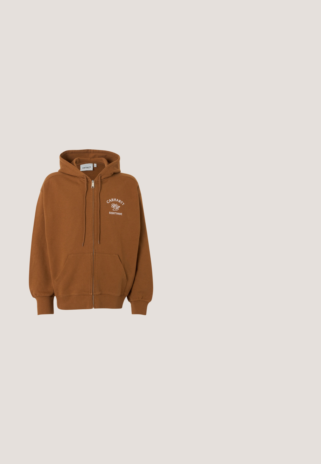 Brun hættetrøje med lynlås, forlommer, snøre i hætten og hvid tekst "Carhartt Wip Eightynine" på venstre bryst.; Hvid T-shirt i bomuld med grafik af en galopperende hest, blå "Volcom" tekst og orange stjerner inden for en rektangulær ramme.; Sorte sweatpants lavet af blødt stof, med en elastisk talje med snor, manchetter ved anklerne og et lille logo på det øverste lår.; Brun højtop sneaker med en glat læderoverdel, polstret krave, sorte accenter og hvid mellemsål, udstyret med runde snørebånd og teksturerede mønstre.; Sorte rektangulære solbriller med mørke tonede linser og en slank ramme mod en neutral baggrund.; Brun lærred crossbody taske med sorte accenter, justerbar rem, to lynlåslommer og broderet logo på forsiden.