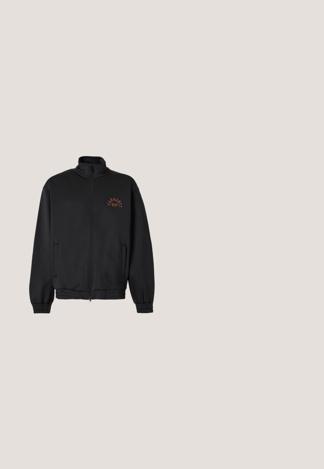 Čierna bunda na zips s vysokým golierom, elastickými manžetami a hnedým logom "Carhartt WIP" na ľavej strane hrude.; Čierne tričko z bavlny s krátkymi rukávmi, s bielym logom a grafickým dizajnom na hrudi. Jednoduchý, voľný strih.; Béžové manžestrové šortky s elastickým pásom a našitou štítkom v pravom dolnom rohu. Tkanina má textúrovaný, žebernatý vzor.; Čierne kožené členkové topánky s šnurovacími detailmi, polstrovaným golierom a štruktúrovanou panelou. Majú robustnú podrážku a embosované logo na boku.; Športové slnečné okuliare s čiernym rámom, veľkými šedými šošovkami a obopínajúcim dizajnom. Obsahujú výrazný nosník a textúrované ramienka.; Čierna nylonová taška cez rameno s nastaviteľným popruhom, plochým dizajnom a bočnou nálepkou s logom. Hladká textúra a minimalistický štýl.