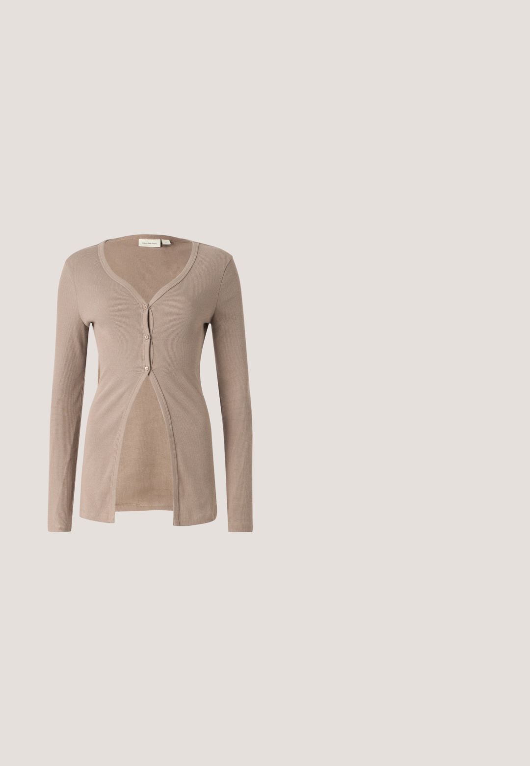 Cardigan beige à côtes avec des manches longues, col en V et fermeture à cinq boutons. Il présente une texture douce et un design à ouverture frontale pour un ajustement décontracté.; Top sans manches gris en tissu côtelé, avec un col rond et une petite étiquette logo CK à l'avant. Design simple et ajusté.; Jupe en denim bleu clair coupe trapèze avec bouton sur le devant, fermeture éclair, passants de ceinture, poches avant et délicates décorations scintillantes.; Bottine en cuir noir avec un bout pointu, une silhouette élégante et un talon carré massif. Texture lisse avec des détails de couture minimalistes.; Sac en tricot noir et blanc en chevrons avec des bords frangés, doté d'une fine bandoulière et d'un logo sur le devant.; Paire de boucles d'oreilles créoles texturées en ton or avec tiges fines sur fond blanc.