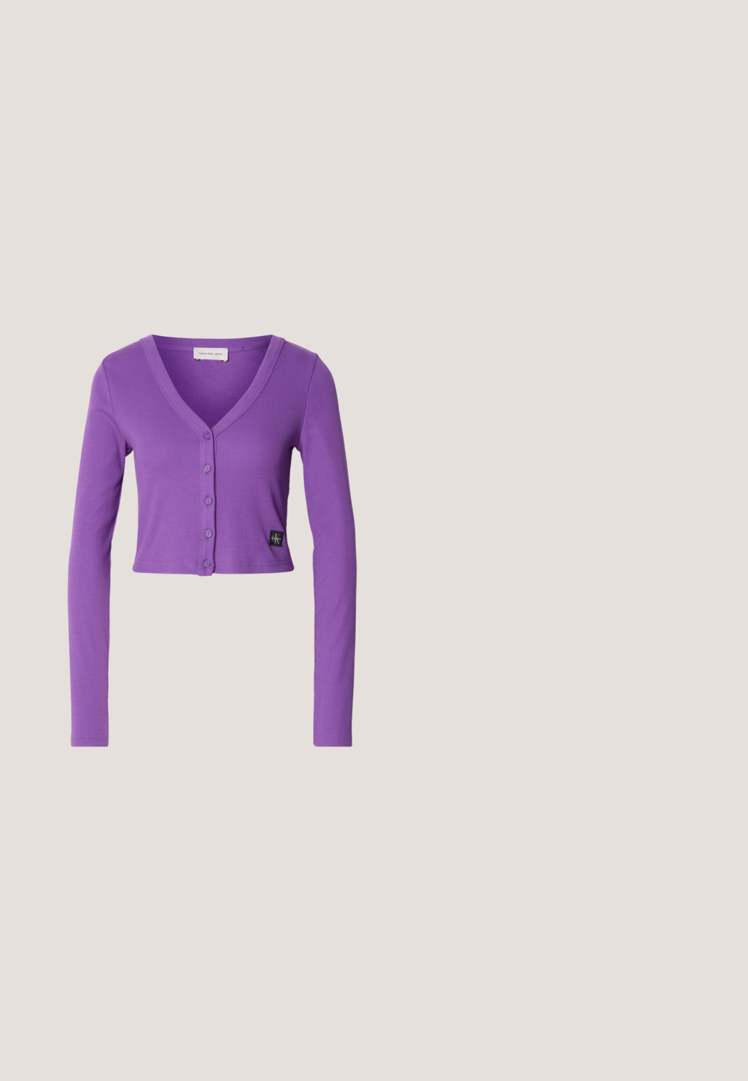 Paarse cropped cardigan met lange mouwen, een V-hals en een knoopsluiting aan de voorkant. Bevat een geribbelde textuur en een merklabel aan de zoom.; Lichtbeige T-shirt met korte mouwen, voorzien van een kleine abstracte print met bruine, groene en paarse vormen en de tekst "SCOTCH & SODA" op de borst.; Beige high-waisted jeans van katoen. Voorzien van vijf zakken, een knoop- en ritssluiting, rechte broekspijpen en subtiele stikseldetails.; Witte sneaker met een glad leren bovenwerk, voorzien van een tan en zwart leren hieltab, ronde veters en een chunky beige rubberen zool. Gouden logo detail.; Bruine faux leren tas met een gebogen ontwerp, ritssluiting en een enkele bruine schouderband. Gladde textuur met een glanzende afwerking en minimale hardware.; Goudkleurige druppeloorbellen met een ronde studs, een grotere open ring en een klein helder vierkant kristal dat aan elke ring hangt.