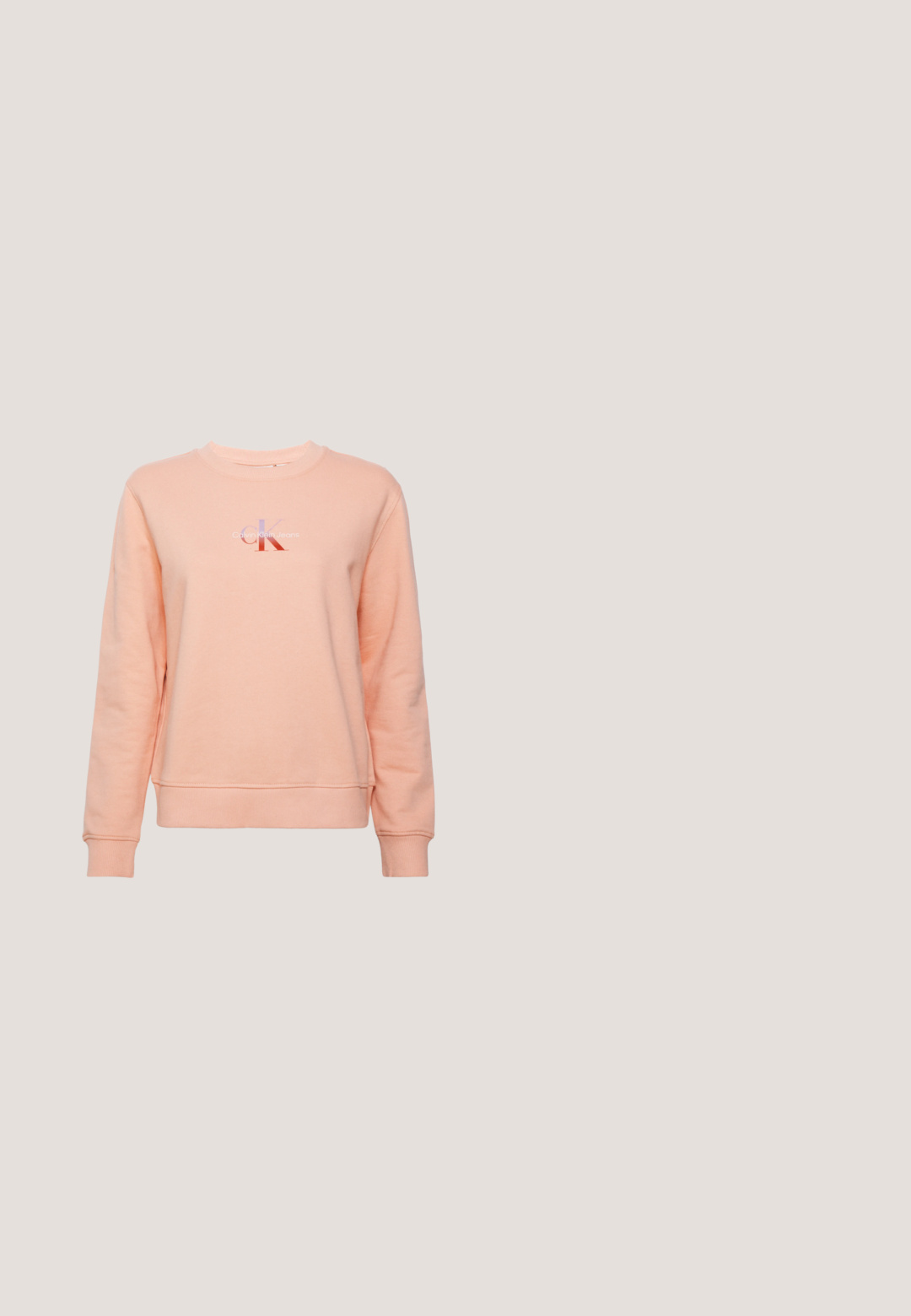 Sudadera de color melocotón con cuello redondo, puños y dobladillo acanalados. Presenta un logo impreso en letras moradas y rojas en la parte frontal.; Camiseta blanca de algodón con cuello redondo y mangas cortas, que presenta un logo verde de Calvin Klein en el frente. Diseño clásico de corte recto.; Pantalones de chándal de algodón rosa con un diseño de pierna ancha, cinturilla elástica y detalles de costura mínimos. Presenta una pequeña etiqueta de logo en el costado.; Zapatilla de correr con parte superior de malla en tonos rosa, beige y crema, refuerzos sintéticos, suela gruesa y suela texturizada para agarre, vista lateral.; Bolso de hombro de color rosa suave con forma de media luna, correa ajustable de cordón, tope metálico y sutil logo en relieve "cK" en el centro frontal.; Par de pendientes de aro en tono dorado con pequeño detalle de aro en tono plateado en cada uno, expuestos sobre un fondo gris claro.