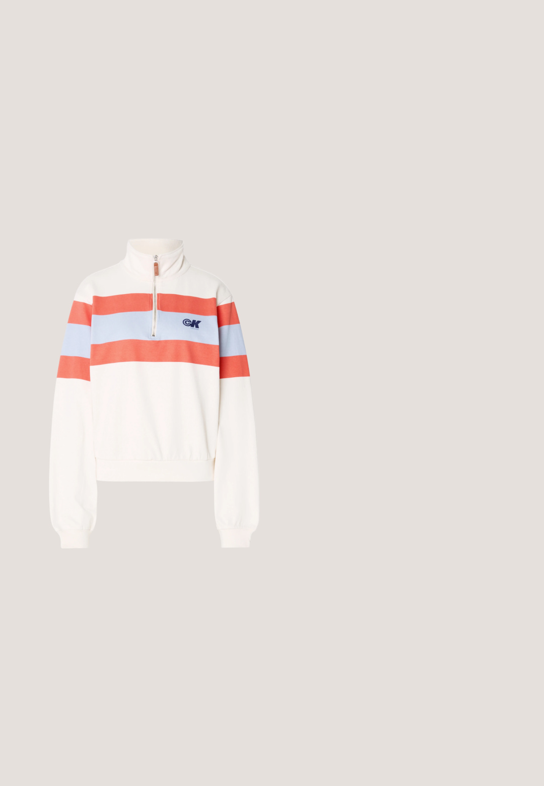 Hvid sweatshirt med høj krave, der har røde og lyseblå vandrette striber og en frontlynlås. Logo vist på venstre bryst.; Hvid ribbet spaghetti-strop top med rødt og sort Calvin Klein "CK" logo printet foran i midten.; Sorte denimjeans med et lige ben-design, der har forlommer, knaplukning og kontrasterende syningsdetaljer.; Sorte og grå sneakers lavet af læder og syntetiske materialer, med en hvid hæl, tyk sål og struktureret overpanel med snørebånd.; Sort lædertaske med to topbøjler og en aftagelig skulderrem. Har en lynlåslukning og et diskret logo foran.; Guldtonede stud øreringe med en hjerteformet krystal i midten, omgivet af små klare sten i en cirkulær indstilling.
