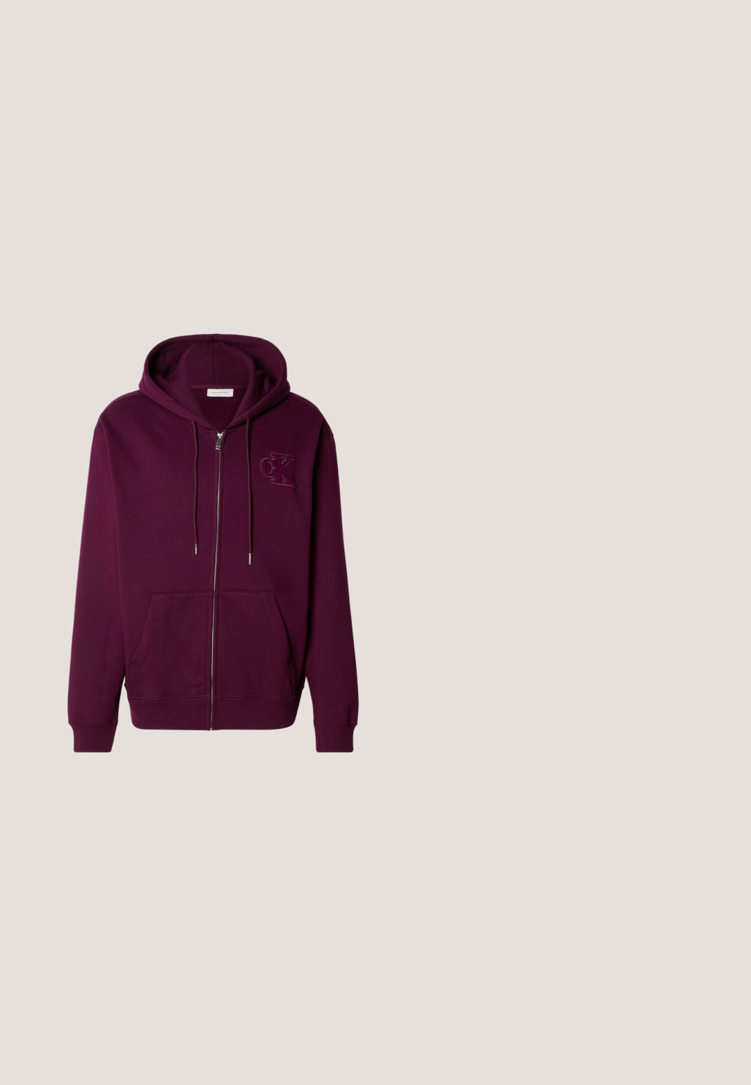 Bordeauxfarbener Reißverschluss-Hoodie aus weichem Stoff mit einer Kängurutasche und einem gestickten Logo auf der Brust. Mit Kordeln und gerippten Bündchen.; Langärmliger, hellgrauer Pullover mit Reißverschluss aus strukturiertem Stoff. Mit einem blauen Calvin Klein-Logo auf der Brust. Schlichtes, sportliches Design.; Helle blaue Jeans aus Denim mit geradem Schnitt, fünf Taschen und sichtbaren Nähten. Klassischer Bund mit Knopfverschluss.; Weiße Sneaker mit einem glatten Obermaterial aus Leder und einem kontrastierenden schwarzen Fersenakzent. Ausgestattet mit flachen Schnürsenkeln und einer strukturierten Gummisohle.; Schwarze Umhängetasche aus strapazierfähigem Stoff, ausgestattet mit Klappe, vorderem Schnallenverschluss und Calvin Klein-Logo in Silber. Verstellbarer Riemen inklusive.; Calvin Klein ASPIRE - Halskette - silver-coloured