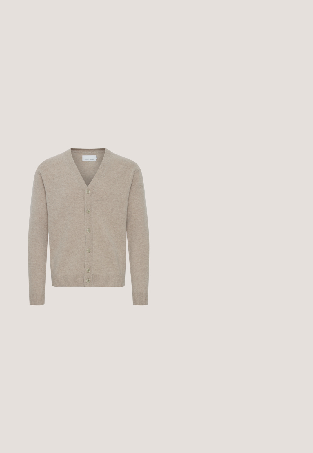 Beige cardigan lavet af blødt stof, med V-udskæring, lukning med syv knapper, ribbede manchetter og kant, med en glat tekstur.; Hvid langærmet skjorte med knapper, foldet krave og lille gult fuglelogo på venstre brystside.; Brune kordbukser med plisser, sidelommer, bæltestropper og knaplukning i taljen, vist fladt på en hvid baggrund.; Brun læder herre brogue sko med wingtip-detaljer, sorte snørebånd og sort sål, vist i sideprofil på hvid baggrund.; Brun og beige ternet uldhalstørklæde med frynser for enderne og subtilt broderet tekst nær den nederste kant på en ensfarvet baggrund.; Brun læder messenger taske med klaplukning, justerbar stofrem, synlige sømdetaljer og præget logo på forsiden.