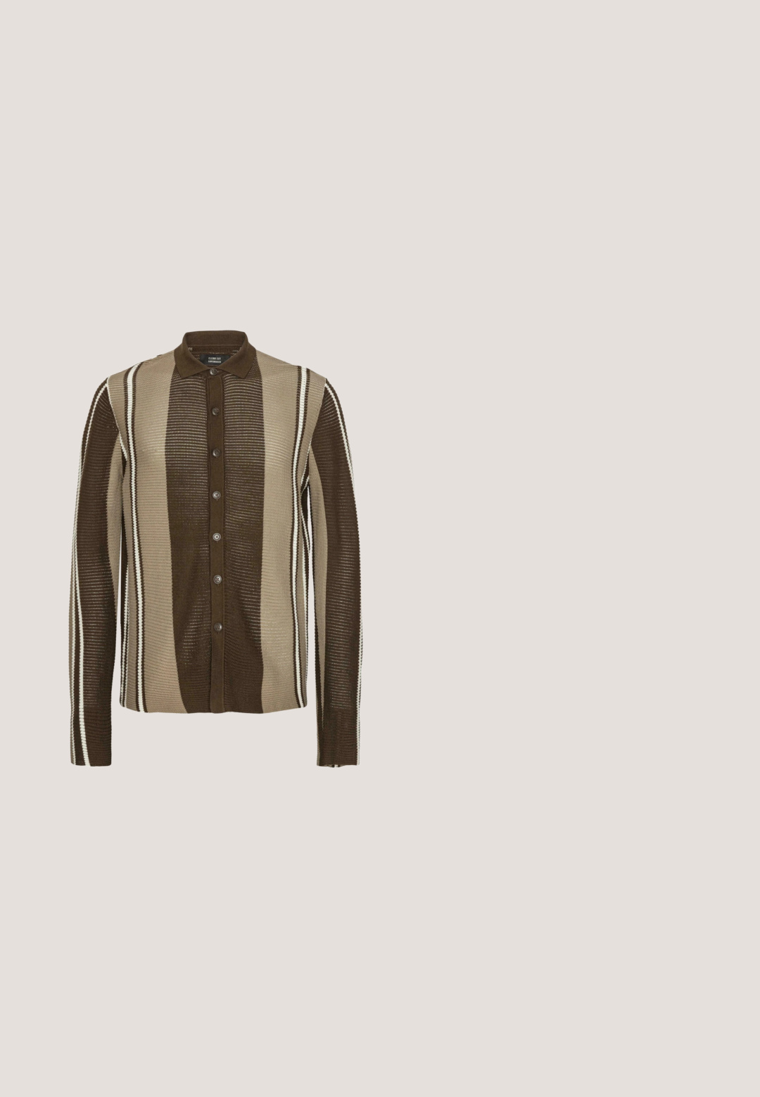 Clean Cut Copenhagen BUCKLEY  - Gilet - dark brown; Clean Cut Copenhagen OXFORD STRETCH PLAIN - Chemise - dark brown melange; Pantalon marron foncé sur mesure avec plis à l'avant, passants de ceinture, fermeture par bouton et coupe droite.; Chaussure en daim marron avec bout arrondi, accents de double boucle et semelle en caoutchouc noir. Présente une texture lisse et des lignes de design épurées.; Lunettes de soleil écaille de tortue avec des verres marron, forme carrée et branches fines. Présentent la marque "Lacoste" sur les branches. Texture plastique lisse.; Sacoche en cuir marron pour ordinateur portable avec double poignées, bandoulière réglable, fermeture éclair et poche avant. Surface texturée avec un éclat subtil.