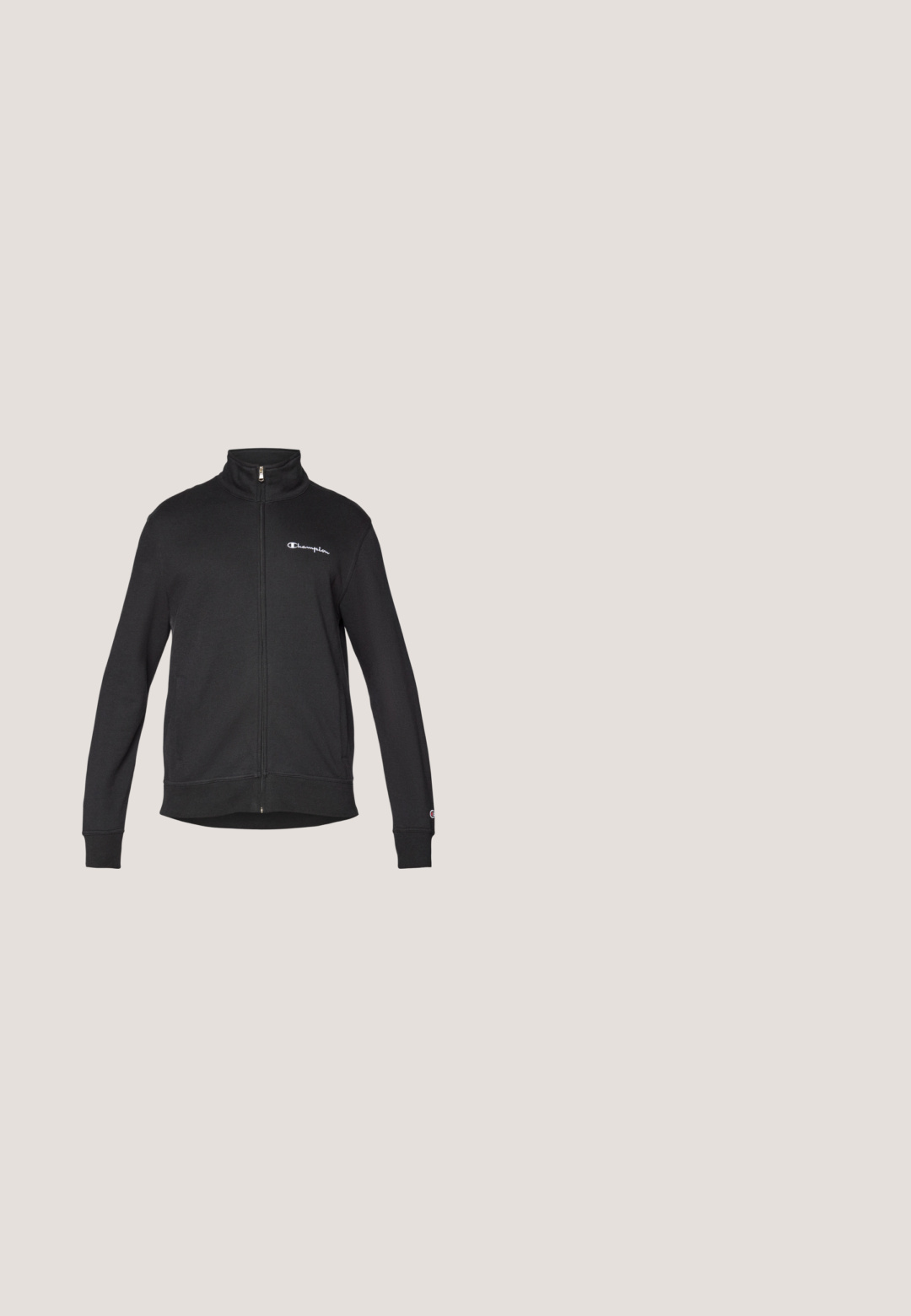 Veste noire zippée avec col montant, logo blanc Champion sur la poitrine et petit logo sur le bas de la manche gauche.; Veste noire matelassée sans manches avec capuche, fermeture éclair avant et poches latérales, avec un petit logo brodé sur la poitrine.; Débardeur blanc en mélange de coton ; présente un col rond et le logo "Champion" noir sur le côté gauche de la poitrine. Texture lisse, design sans manches.; Pantalon de jogging noir avec une taille élastique et des poignets élastiques. Présente un léger éclat et un logo texturé sur la jambe gauche.; Baskets de sport blanches avec un dessus en maille texturée, un design à lacets et une semelle en caoutchouc à motif. Présente un petit logo sur le côté.; Sac de voyage Tommy Jeans noir avec double poignée, poche zippée à l'avant et sangle d'épaule ajustable sur fond blanc.