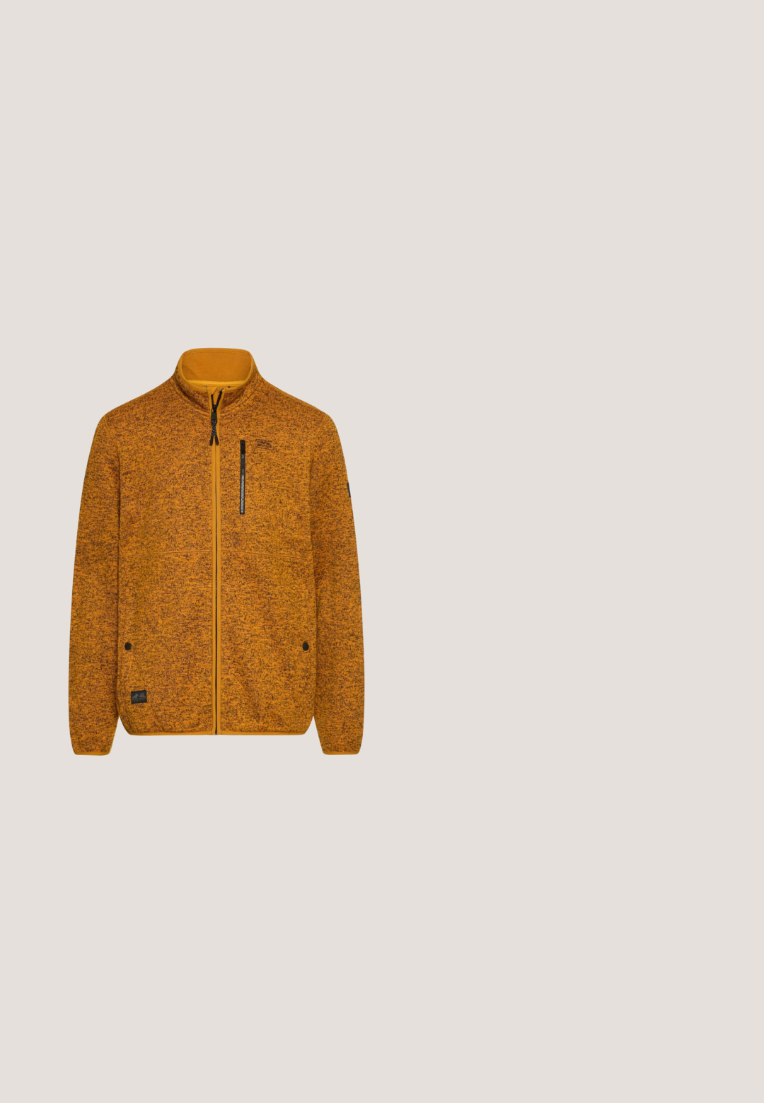 Veste en polaire orange avec fermeture éclair sur le devant, col montant et poche poitrine zippée noire. Tissu texturé avec des finitions contrastées.; T-shirt beige à manches courtes avec fines rayures jaunes horizontales, petit logo noir sur la poitrine gauche et une étiquette noire près de l'ourlet inférieur.; Pantalons cargo kaki en tissu mélangé de coton, comportant deux poches cargo sur les côtés, une fermeture à bouton et une coupe droite.; Botte en suede beige avec un col rembourré noir, œillets en métal et semelle en caoutchouc, présentant des coutures ton sur ton et un logo sur le côté.; Lunettes de soleil en plastique brun avec des verres foncés polarisés, de forme ronde et avec des branches larges. Présente un petit logo sur la branche.; LANCASTER SMALL SOFT VINTAGE - Sac bandoulière - camel