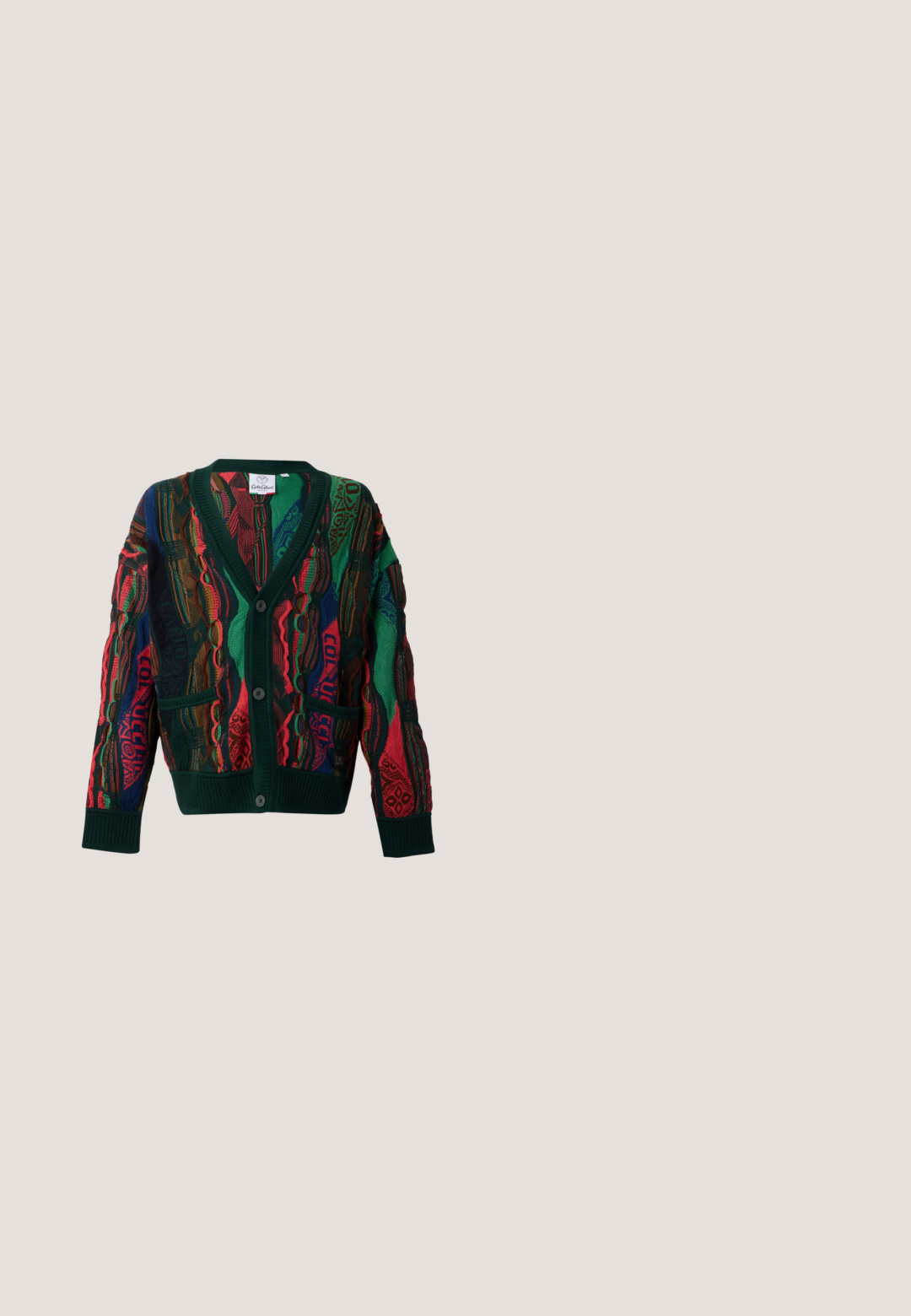 Mehrfarbige gestrickte Strickjacke mit grün geripptem Besatz, Knopfverschluss, Vordertaschen und abstrakten, strukturierten Mustern in Rot-, Blau- und Brauntönen.; Grünes Kurzarmhemd mit Rastermuster, ausgestattet mit durchgehendem Knopfverschluss, Kragen und einem elastischen Saum für eine lockere Passform.; Schwarz-weiße Gingham-Shorts aus leichtem Stoff. Mit elastischem Bund und Knopfdetails an der Vorderseite.; Grüne Wildleder-Wanderschuhe verfügen über eine runde Zehenpartie, eine strukturierte Oberseite, Metallösen und eine beige Gummisohle mit einem gemusterten Profil.; Dunkelgrüne Tragetasche mit breiten Griffen und weißem grafischem Text: "Maison Kitsuné", "Tokyo Paris" und "Palais Royal" mit floralen Akzenten.; Schwarzes Perlenarmband mit bunten Musterelementen, rechteckige Form und metallischem Verschluss. Glatte Textur mit variierenden Farbsegmenten.