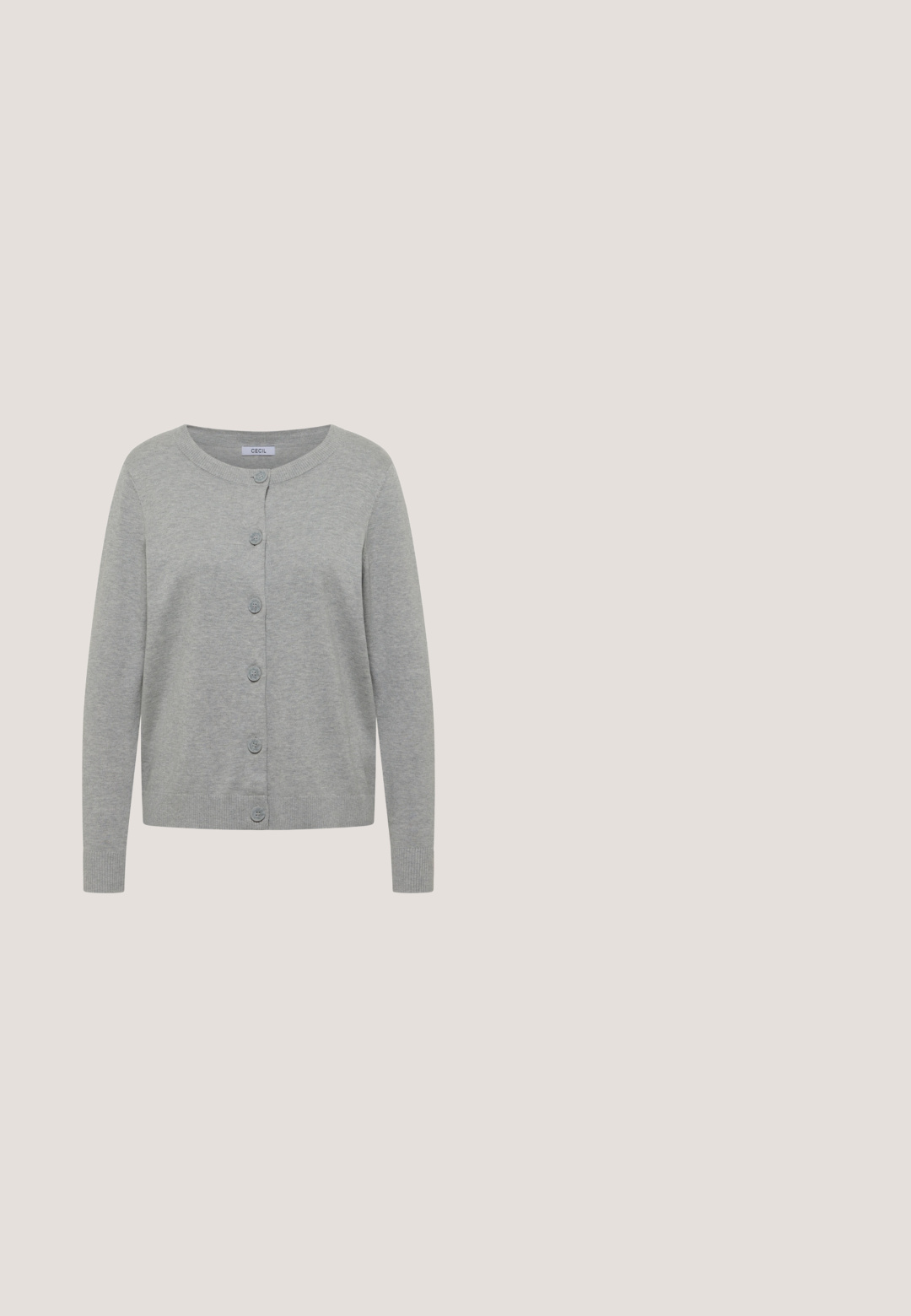 Lichtgrijze cardigan met lange mouwen en knopen, ronde halslijn, geribde manchetten en zoom, gemaakt van zachte gebreide stof.; Zwart geribd T-shirt met korte mouwen en een brede, ronde halslijn. Zachte stof met een getextureerde afwerking, ontworpen voor een ontspannen pasvorm.; Zwarte broek van gladde stof, met een getailleerde pasvorm, slanke benen en een schone tailleband zonder zichtbare hardware of versieringen.; Zwarte leren veterschoen met dikke, textuurrijke zool en afgeronde neus, zijaanzicht op een effen lichtgrijze achtergrond.; Zwarte leren handtas met een gestructureerd oppervlak, dubbele handgrepen aan de bovenkant, gouden hardware en een afneembare schouderband. Met een merklogo.; Zilveren ketting met een ronde, heldere stenen hanger. De ketting heeft een verfijnd ontwerp met een kreeftsluitingen en een verstelbare lengte.