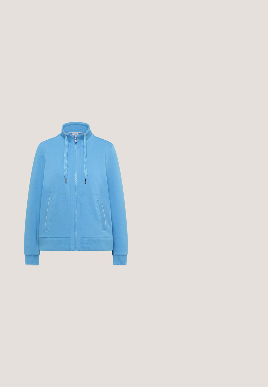Hellblauer Sweatshirt mit Reißverschluss, hohem Kragen, Kapuze mit Kordelzug, gerippten Bündchen und zwei Fronttaschen mit vertikalen Öffnungen.; Blaue Bluse mit kurzen Ärmeln, aufgekrempelten Ärmeln und Knopflaschen, rundem Ausschnitt und elastischem Saum.; Blaue Jogginghose aus weichem Stoff, mit einem elastischen Bund und Kordelzug, zwei Fronttaschen und einem schmal zulaufenden Bein.; Weißer und hellblauer Sportschuh mit einem Obermaterial aus Mesh, gepolstertem Kragen, grauen Akzenten und einer strukturierten weißen Sohle. Verfügt über Schnürsenkel mit Schlaufenverstellung.; Hellblaue Leder-Umhängetasche mit Klappverschluss und verstellbarem Riemen, mit seitlichen Metallverschlüssen und minimalistischem Design.; Silbernes Armband mit abwechselnd kleinen blauen und klaren runden Edelsteinen, Karabinerverschluss und verstellbarer Kette vor weißem Hintergrund.