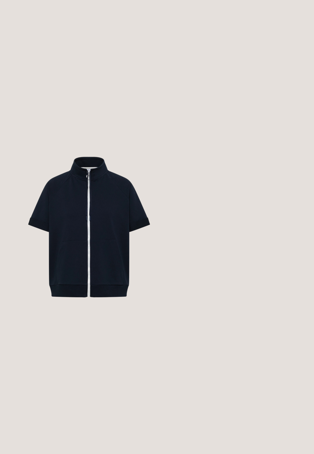 Chaqueta azul marino de manga corta con cuello alto y cremallera blanca frontal, con bolsillos frontales y ribete acanalado en el dobladillo y los puños.; Top azul marino para mujer con mangas tres cuartos y escote redondo, diseño liso, hecho de tela suave.; Pantalones de pierna ancha en azul marino, confeccionados en tela suave, con cintura elástica y bolsillos laterales para un uso práctico.; Zapato casual azul marino hecho de tejido texturizado, con suela blanca moteada, punta redonda y cordones elásticos para un fácil uso.; Bolsa de lona con patrón azul, asas anchas y funda con cremallera a juego, que presenta un pequeño charm colgante y el emblema de la marca en el frontal.; Pulsera elástica de color azul marino con dos hebras, con un acento en forma de nube plateada y un cierre metálico para abrochar.