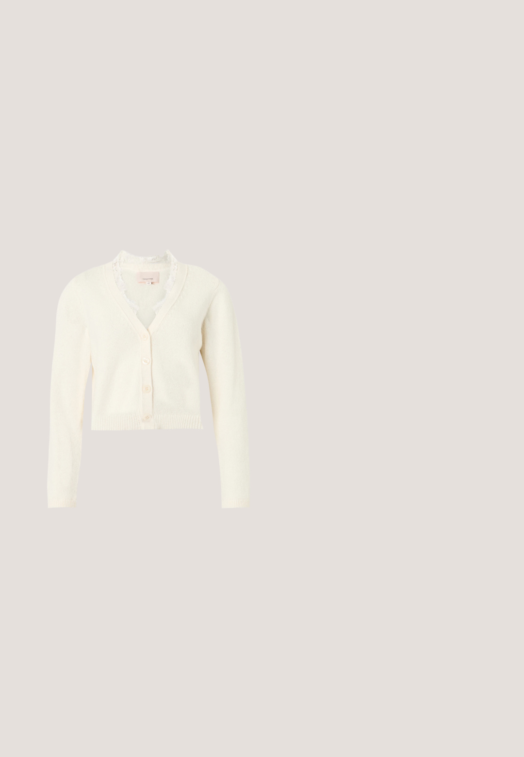 Hvid, kort cardigan med V-hals, lange ærmer, tre knapper foran og blonder rundt om halsudskæringen.; Lys blå halterneck-top med peplum-design, har tynde stropper, tekstureret stof og en samlet kant for en flared silhuet.; Lyseblå vidde bukser med høj talje, frontplisseringer og skjult lynlåslukning på ensfarvet baggrund.; Sneakers lavet af cremefarvet læder med prægede logo-udformninger, rund tå, flad sål og seks øjer til snørebånd.; Hvid læder skuldertaske med en buet form, justerbar rem, hardware i guld tone og en subtil tekstureret overflade.; Guldøreringe med hjerteformede vedhæng, pyntet med en række små rhinsten på øreringens bøjle. Reflekterende, glat overflade.