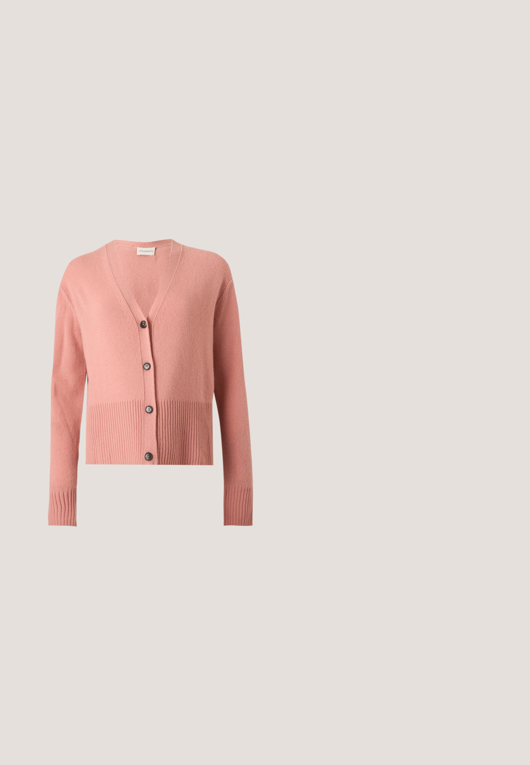 Cardigan rose à manches longues en tricot, encolure en V, ourlet et poignets côtelés, avec quatre boutons noirs sur le devant.; Blouse beige en satin à manches courtes avec poignets retroussés et encolure bateau de la marque ONLY.; Pantalon noir à jambes larges avec taille à cordon, présenté à plat sur fond blanc.; Sandales à talons noirs avec un design à sangles, dotées d'un détail de nœud brillant et d'une bride ajustable à la cheville. Texture lisse et talon courbé.; Petit sac à main argenté brillant avec une monture dorée et deux fermoirs ronds sur le dessus, posé sur un fond clair uni.; Broche circulaire avec plusieurs cristaux en forme de poire transparents, montés sur une base en métal argenté, dotée d'une attache épingle à l'arrière.