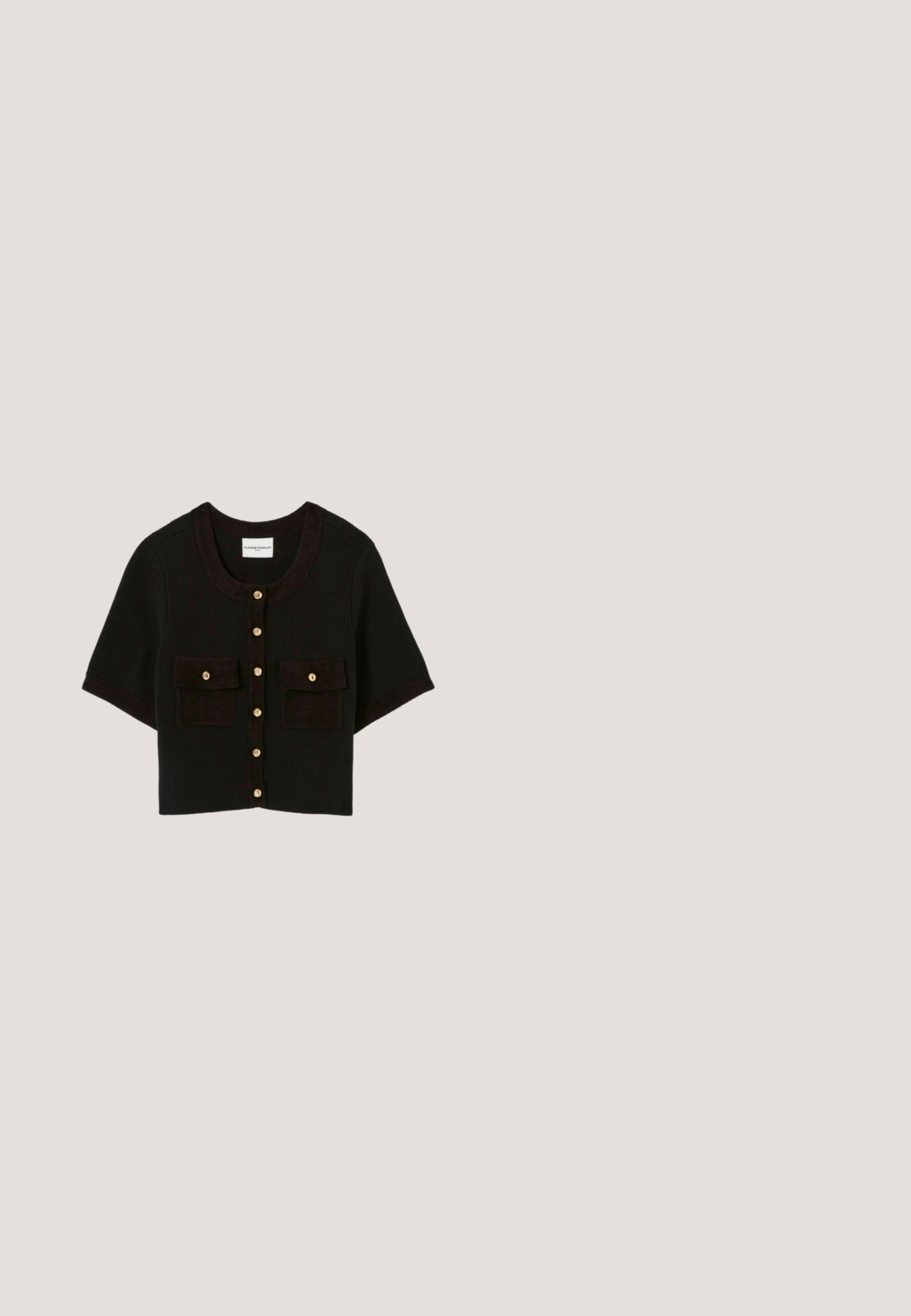 Cárdigan de punto corto y negro con cuello redondo, botones dorados en la parte delantera y dos bolsillos de solapa frontales con botones dorados a juego.; Vestido negro sin tirantes con un cuerpo fruncido, falda en capas y detalles de encaje en el dobladillo. Confeccionado en tela ligera con un acabado texturizado.; Tacón de slingback de charol negro con puntera cuadrada, tacón bloque, hebilla dorada en forma de corazón en la correa y herrajes dorados decorativos en la parte delantera.; Gafas de sol cuadradas negras de gran tamaño con lentes oscuras degradadas y el logo dorado de Marc Jacobs en las patillas y las esquinas delanteras.; Bolso de mano negro de cuero con una forma estructurada, asa arrugada y brillante, acentos en oro y una correa desmontable.; Diadema de tela negra con una textura suave y detalles de hojas metálicas doradas a lo largo de la parte superior. Las hojas tienen una apariencia arrugada.