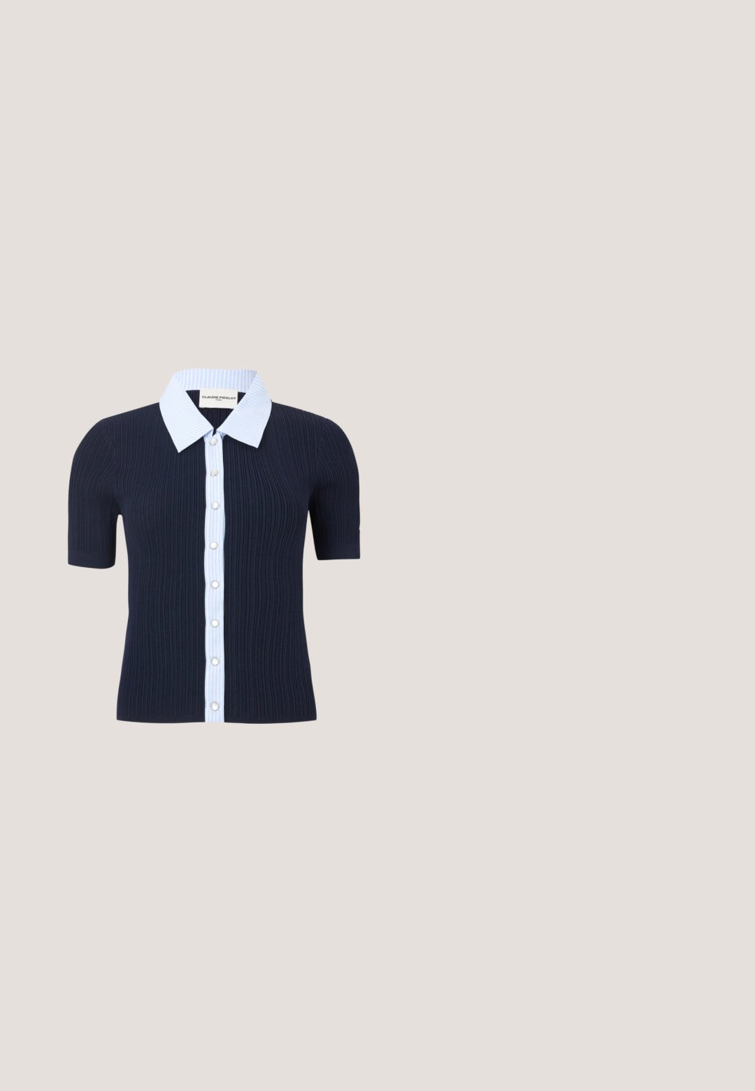 Marineblauw geribd kortermig shirt met lichtblauw gestreepte kraag en knoopsluiting met witte knopen.; Korte mouwen, cropped marineblauw jasje met een puntkraag, knoopsluiting aan de voorkant en twee klepzakken met knopen.; Marine lange rok gemaakt van gestructureerde stof met verticale streepjes. Heeft een aansluitende tailleband en een vloeiende silhouet. Geen zichtbare sluitingen.; Open-toe, metallic gouden mule sandaal met een slanke, middelhoog hakje en dunne, gekruiste bandjes op een neutrale achtergrond.; Handtas van crème-kleurig leer met geplooide plooien, gouden hardware en een enkele dunne schouderband op een effen achtergrond.; Oorbellen met gouden studs, elk met een enkele ronde witte parel, geplaatst in glad, gebogen metaal tegen een effen lichte achtergrond.