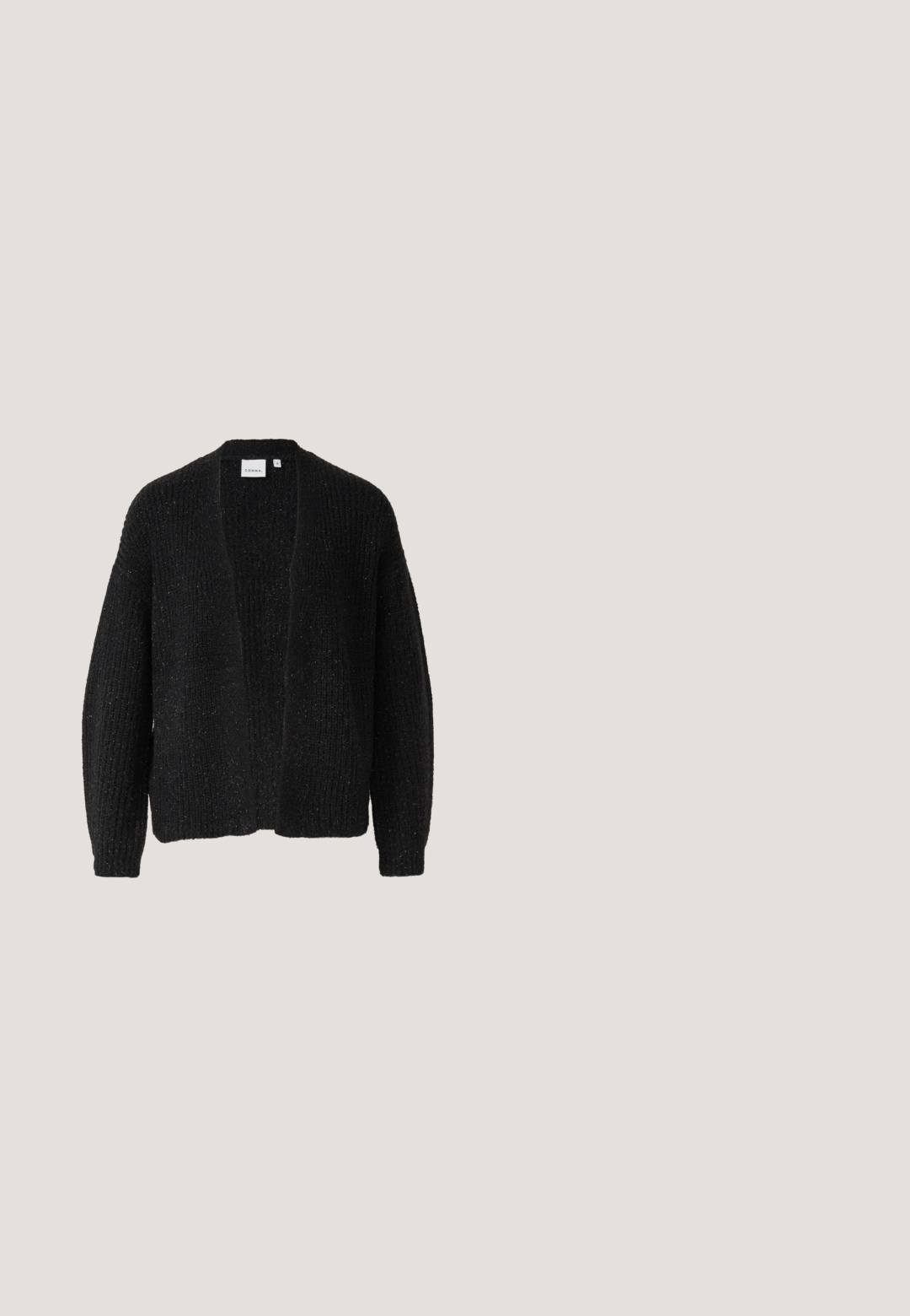 Schwarze Strickjacke mit offenem Vorderteil, langen Ärmeln und geripptem Muster, mit dezenten metallischen Fäden für zusätzliche Details.; Silberner Pailletten-Haltertop mit hohem Kragen, taillierter Passform und glattem Innenstoff. Mit einem Reißverschluss auf der Rückseite.; Weit geschnittene Hose mit Hahnentrittmuster in Grau- und Schwarztönen, mit glatter Textur und hohem Bund.; Schwarze High Heels Sandalen mit transparentem Riemen, verziert mit drei dekorativen Nieten und einem verstellbaren Knöchelriemen in einem eleganten, spitzen Design.; Kleine graue Handtasche, die mit glänzenden silbernen Pailletten bedeckt ist, mit einem gepolsterten Griff, auf einem weißen Hintergrund präsentiert.; Silberne Halskette mit einem großen Muschelanhänger, der glatte, reflektierende Oberflächen und komplizierte Texturen aufweist. Einfaches rundes Kettenmuster.