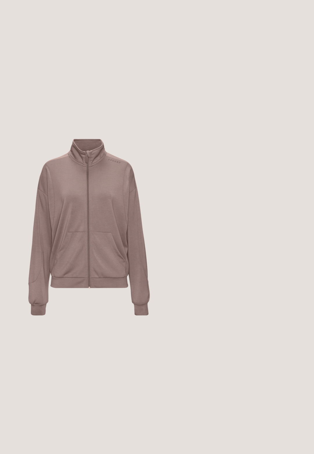 Vetoketjuhuppari pehmeässä taupe-kankaassa. Ominaisuuksiin kuuluu korkea kaulus, kaksi sivutaskua ja rento istuvuus ribbikankaasta valmistetuilla hihoilla ja helmalla. Minimalistinen brändäys olkapäällä.; Ruskea lyhythihainen T-paita, joka on valmistettu puuvillasta, pyöreäkauluksinen, ja rintakehässä on painettuna hieman tummemmalla sävyllä sana "DIVINE".; Beiget rento housut, joissa on joustava vyötärönauha, kiristysnyöri ja edessä läppätaskut, valkoisella taustalla.; Matala ruskea mokkanahkainen tennari, jossa on vaaleanpunaiset nauhat, vaaleanpunainen kantapäälenkki, kaksi valkoista sivuraitaa ja teksturoitu beige kumipohja.; Musta suorakaiteen muotoinen toilettilaukku, jossa valkoinen vetoketju etutaskussa ja isossa osastossa, valmistettu nylonkankaasta.; Hopeakoskaiset sydämenmuotoiset korvakorut, joissa on teksturoitu pinta ja upotettuina vaaleanpunaisia ja vihreitä jalokiviä. Läpät turvalliseen käyttöön.