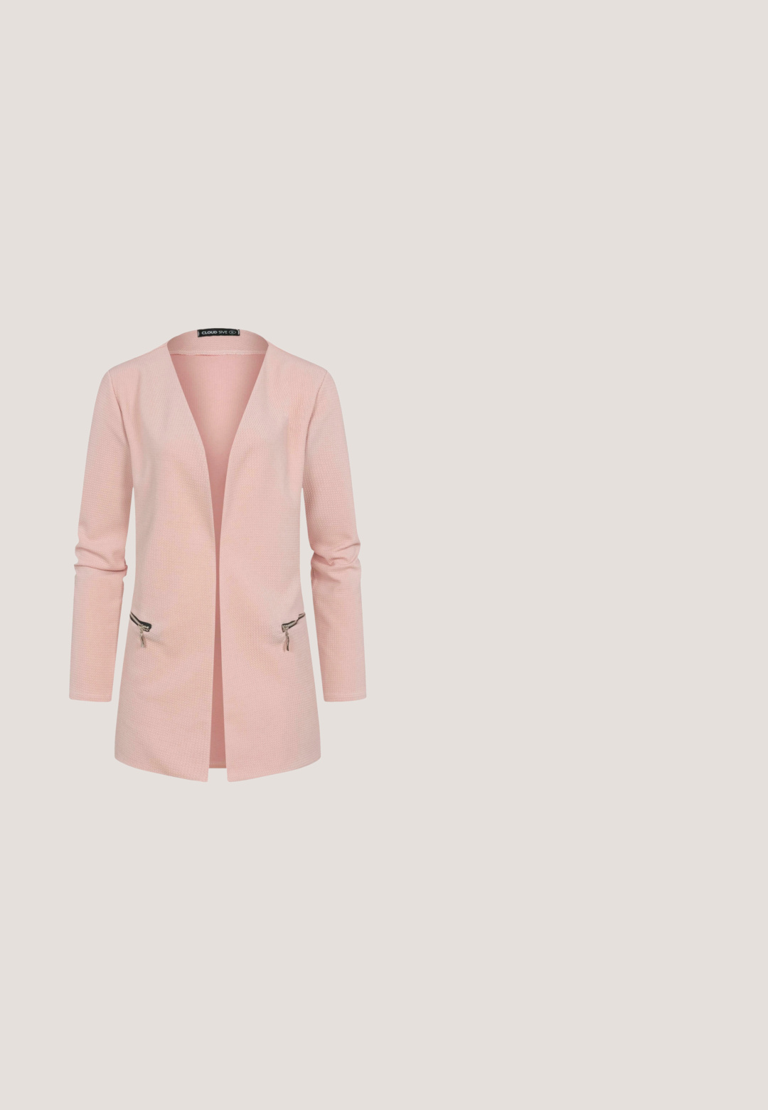 Cloud 5ive MIT 2-ZIP-POCKETS - Cardigan - rose; Rød kortærmet dameskjorte med rund halsudskæring og opsmøgede ærmekanter på en ens hvid baggrund.; Lyseblå jeans med lige ben, for- og baglommer, bæltestropper samt en knap med lynlås.; Hvide ballerinasko i læder med spids tå, ankelsnor og lav sort hæl. Glat tekstur med minimale detaljer.; Marine rektangulær crossover-taske lavet af gummi, med præget "PEPE JEANS LONDON" og Union Jack design, samt en justerbar rem.; Et par sølv hoops øreringe med en stjerneformet charm, der har teksturerede kanter og små indlagte klare sten.