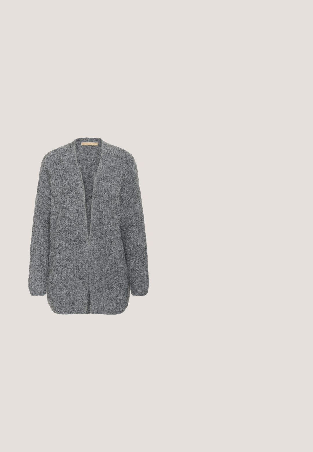 Grå strikket cardigan med en løs pasform, åben front og lange ærmer. Teksturstof med et blødt, fuzzy udseende. Ingen lukninger.; Kortærmet hvid T-shirt lavet af blødt bomuldsstof. Har en rund halsudskæring og et enkelt, sømløst design uden udsmykninger eller mønstre.; Grå joggingbukser lavet af blødt stof, med snøre i taljen, lige ben og subtile syningsdetaljer.; Sort ruskindsankelstøvle med flad sål, rund tå, syede sømme og en løkke bagpå for nem påtagning.; Mørkegrå tekstureret blød stofhåndtaske med en sort justerbar skulderrem og en buet topkant.; Par sølv snoede øreringe med hængslede lukkemekanismer på hvid baggrund.