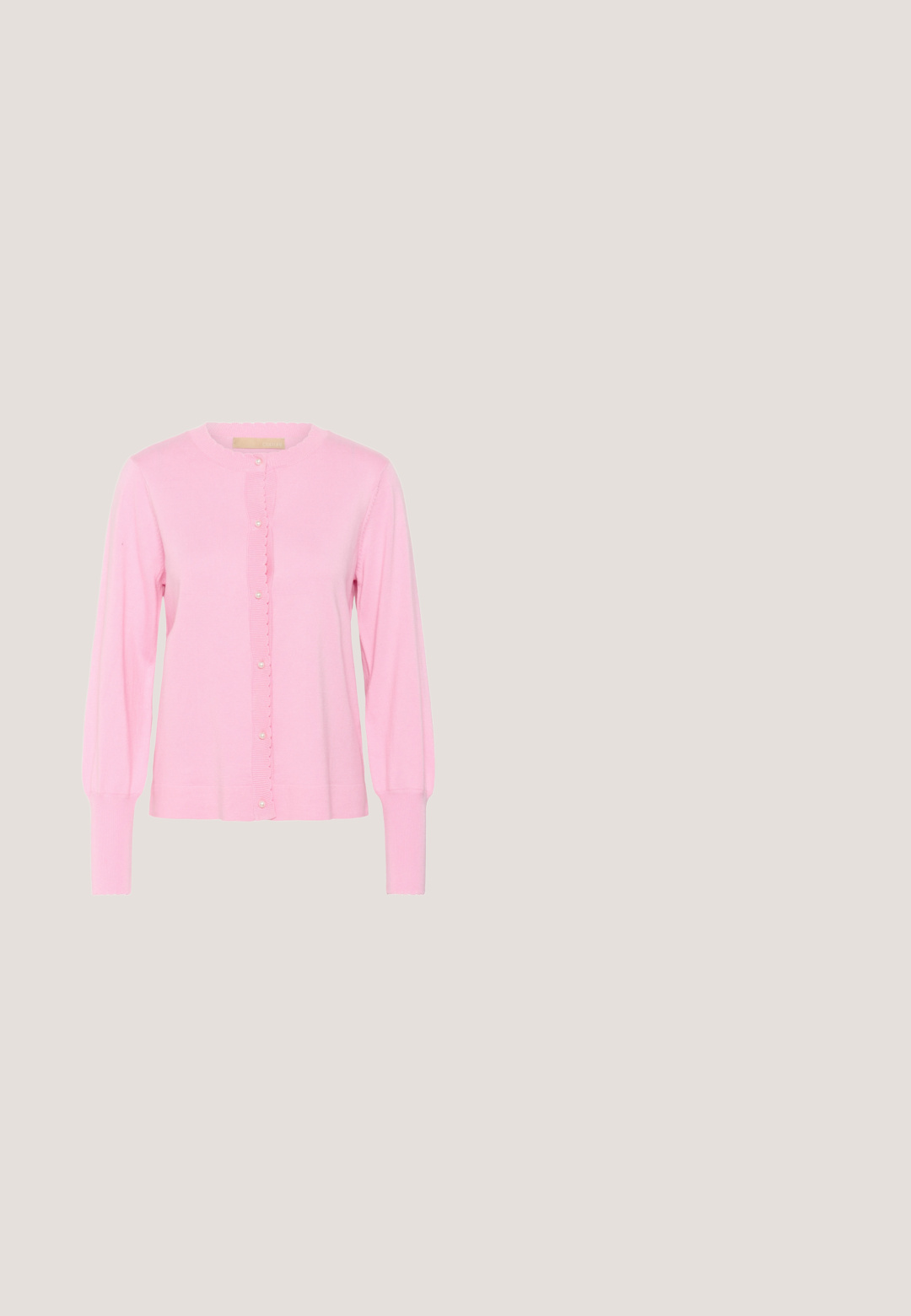 Gilet en tricot rose avec un col rond, des bords festonnés, des manches longues et une fermeture à boutons avec des boutons en forme de perles sur le devant.; Blouse en coton rose avec un décolleté en V profond, des détails froncés le long du corsage et des manches bouffantes volumineuses avec fermeture à boutons.; Jupe en tulle rose avec un design doux et transparent. Elle présente une taille élastique et une silhouette fluide, créant un effet superposé.; Baskets à plateforme roses avec semelle blanche, lacets à l'avant et deux motifs de cœur rouges sur le côté, en tissu.; Sac à main en tissu tie-dye rose et vert doux avec une poignée nouée et une petite pochette zippée en cuir rose assortie à côté.; Accessoire capillaire rose et brillant en forme de grand nœud, avec une texture lisse et une fine sangle pour le maintenir en place.