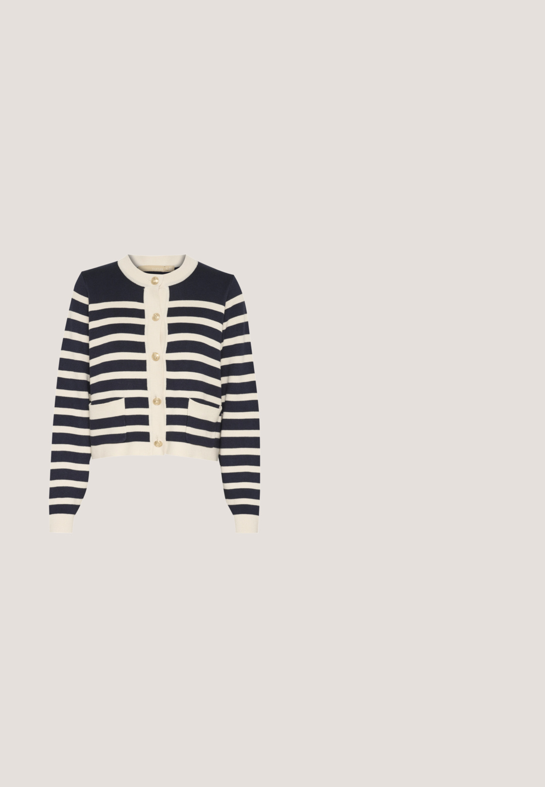 Marineblå og hvid stribet strik cardigan med rund halsudskæring, knaplukning og to forlommer. Guldknapdetaljer tilføjer præg.; Hvid tanktop med rund udskæring, brede skulderstropper og tætsiddende design, lavet af et glat, strækbart stof.; Lys beige bomuldsShorts med knaplukning, foldede manchetter og sidelommer. Glat tekstur og skræddersyet design for komfort.; Beige lavtsiddende ruskindsneaker med hvide sidelister, hvide snørebånd, gummisål og brun læderhælkappe, vist på en hvid baggrund.; Beige rektangulær clutch-taske med tekstureret frontpanel og præget "HISPANITAS"-logo, lynlåslukning og detalje med kvast i siden.; Guldørehængere med en glat, struktureret finish, der har små stjerneformede accenter og en sikker låsemekanisme.