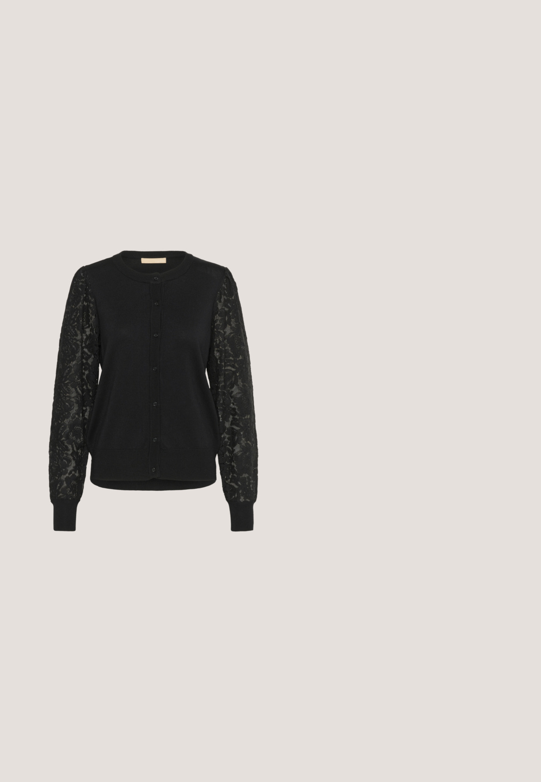 Cardigan noir avec un corps en tricot et des manches longues en dentelle. Présente un col rond et des boutons sur le devant. Texture lisse ; forme ajustée.; Camisole noire avec des bretelles fines et ajustables, et un bord en dentelle le long du décolleté. Texture lisse, forme ajustée, et bords en dentelle effilochés.; Pantalon large noir avec un motif abstrait beige. Fabriqué dans un tissu léger avec une taille élastique pour plus de confort.; Escarpin en cuir noir à talon aiguille avec un bout pointu, une bride latérale à boucle, des clous le long du bord et un laçage décoratif à l'avant.; Sac à main en cuir noir de forme arrondie, décoré de clous argentés et équipé d'une poignée courte. Texture lisse et fermeture éclair.; Deux bracelets de perles argentées sur fond blanc ; l'un avec des perles irrégulières et l'autre avec des perles uniformes et un petit charme en forme de goutte.