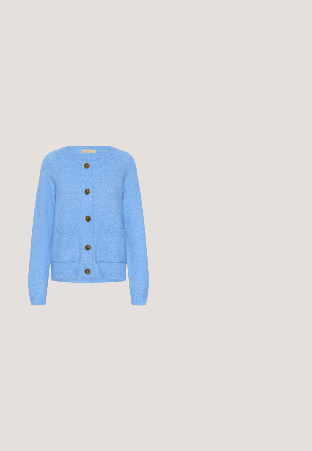 Lichtblauwe cardigan van zachte brei stof, met een ronde halslijn, vijf bruine knopen en twee voorzakken.; Korte shirt met blauw-witte verticale strepen, korte wijde mouwen en een trekkoord in de taille. Heeft een blauwe ronde hals.; Lichtblauwe en witte, verticaal gestreepte, losvallende broek met knoopsluiting in de tailleband.; Blauwe suède sneaker met witte leren zijstrepen, witte veters en bruine rubberen zool, zijaanzicht.; Blauwe herbruikbare boodschappentas met wit rasterpatroon, rechtopstaand op een effen lichte achtergrond.; Gouden en blauwe oorbellen met een gebogen ontwerp; de blauwe secties zijn glad, terwijl de gouden accenten glanzend en metallic zijn, gemonteerd op transparante achterkanten.