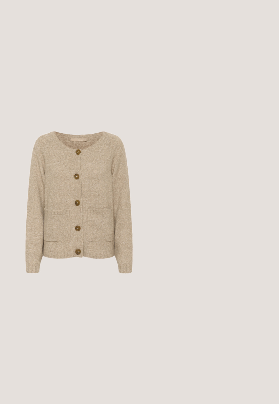 Beige strikket cardigan, rund udskæring, fem brune knapper, to for- lommer, blød tekstur, ribbede manchetter og kant.; Ærmeløs hvid top med rund halsudskæring og lige snit, lavet af glat stof, vist på ensfarvet baggrund.; Beige bukser med vide ben, elastisk linning og snøre, lavet af let tekstureret stof.; Brune ruskind slip-on sko med en tekstureret overdel, der har dekorativ beige syning langs kanten og en tykk gummisål.; Brun skuldertaske i ruskind med bred rem, rektangulær form og blød tekstur, vist mod en hvid baggrund.; Ring i guldfarvet metal med halvmåneudskæringer, glat overflade, runde kanter og poleret finish med 925 stempel.