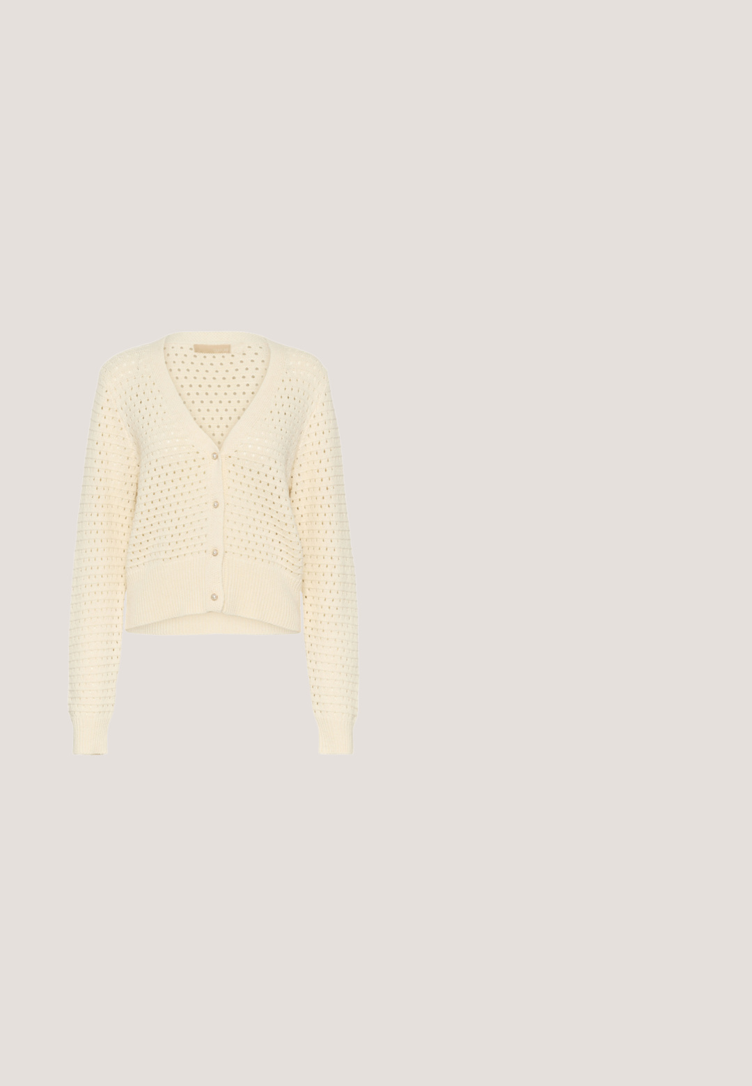 Kremfarvet strikket cardigan med kort længde, der har v-udskæring, knaplukning og et perforeret mønster gennem hele stoffet.; Kremfarvet ribbet striktop med korte ærmer, rund halsudskæring og en lodret række med fem små knapper ned foran i midten.; Bukser i marineblå og beige ternet mønster med elastisk talje, lige ben design og en struktureret stof.; Brune og creme atletiksko med overdel i glat læder, tre hvide striber på siden og en rund tå. Tekstureret overdel med perforeringer.; Hvid læderhåndtaske med et buet design, enkelt skulderrem, lynlåslukning og diskrete syningsdetaljer. Glat tekstur og minimalistisk stil.; Guldtonede brede øreringe med et tekstureret, lagdelt design og lukkemekanisme på bagsiden mod en hvid baggrund.