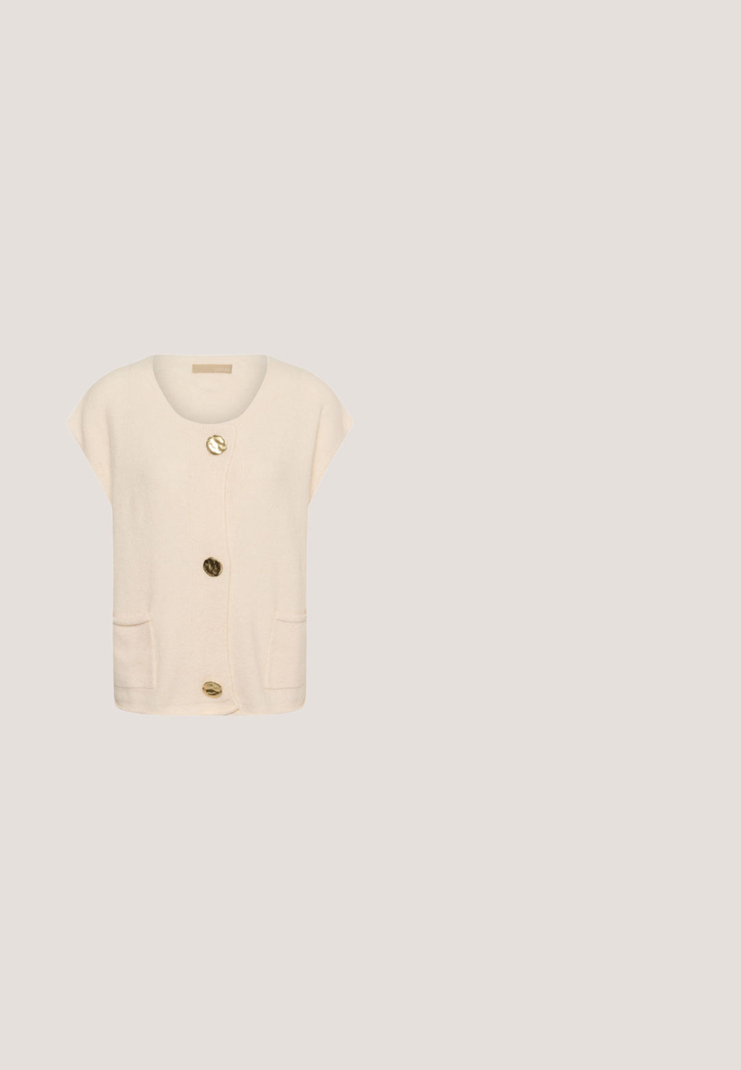Cárdigan de punto beige con mangas cortas, cuello redondo, tres botones dorados y bolsillos delanteros. Tejido texturado con acabado suave.; Top de punto de manga corta color crema con mangas abullonadas, escote redondo y puños y dobladillo acanalados.; Falda blanca hasta la rodilla con un material de algodón suave, con pliegues, una cintura ajustada y un cierre de cremallera en la parte posterior.; Sandalia blanca de tacón con parte superior trenzada, correa ajustable en el tobillo y detalle en tono dorado. Tacón cuadrado y suela lisa para mayor estabilidad.; Bolso Valentino beige con cuero texturizado, placa de logo dorada, correa de hombro ajustable y asa superior sobre fondo blanco.; Pulsera de cadena de oro con un motivo de flor turquesa en el centro, acentuada con pequeñas piedras claras y un cierre ajustable.