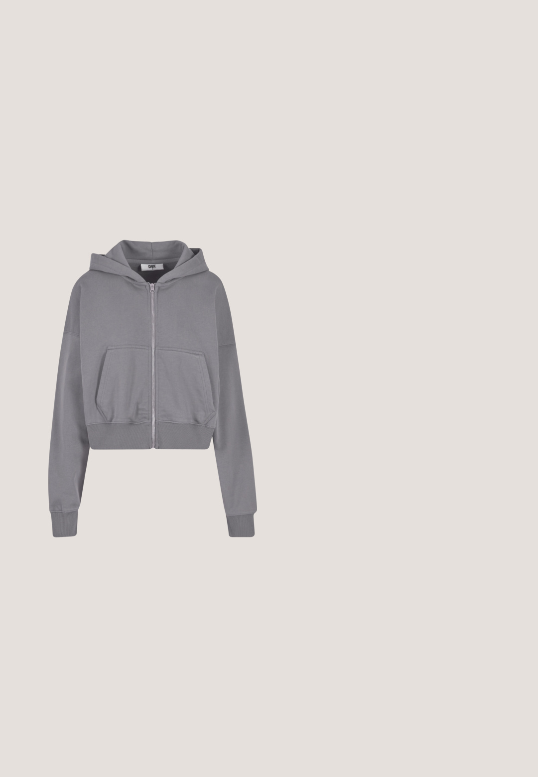 Sudadera corta gris con cremallera, bolsillos delanteros, mangas largas y puños acanalados. Fabricada con un tejido suave y de textura lisa.; Camiseta gris claro con cuello redondo, mangas cortas y un pequeño diseño de mariposa púrpura cerca del área del pecho izquierdo. Textura de tejido suave.; Pantalones de chándal grises con un diseño de pierna ancha, cintura elástica y cordón ajustable. Hechos de una tela suave y lisa. Sin patrones ni acentos visibles.; Zapatillas bajas en gris y blanco con materiales de cuero y serraje, puntera perforada y suela de goma. Presenta un logo de swoosh prominente.; Bolso hobo gris claro hecho de material suave, con una correa ancha, herrajes plateados y una etiqueta rectangular en la parte delantera.; Collar de cadena plateada con encantos alternos de luna y estrella. La cadena está unida en un diseño delicado con cierre de gancho.