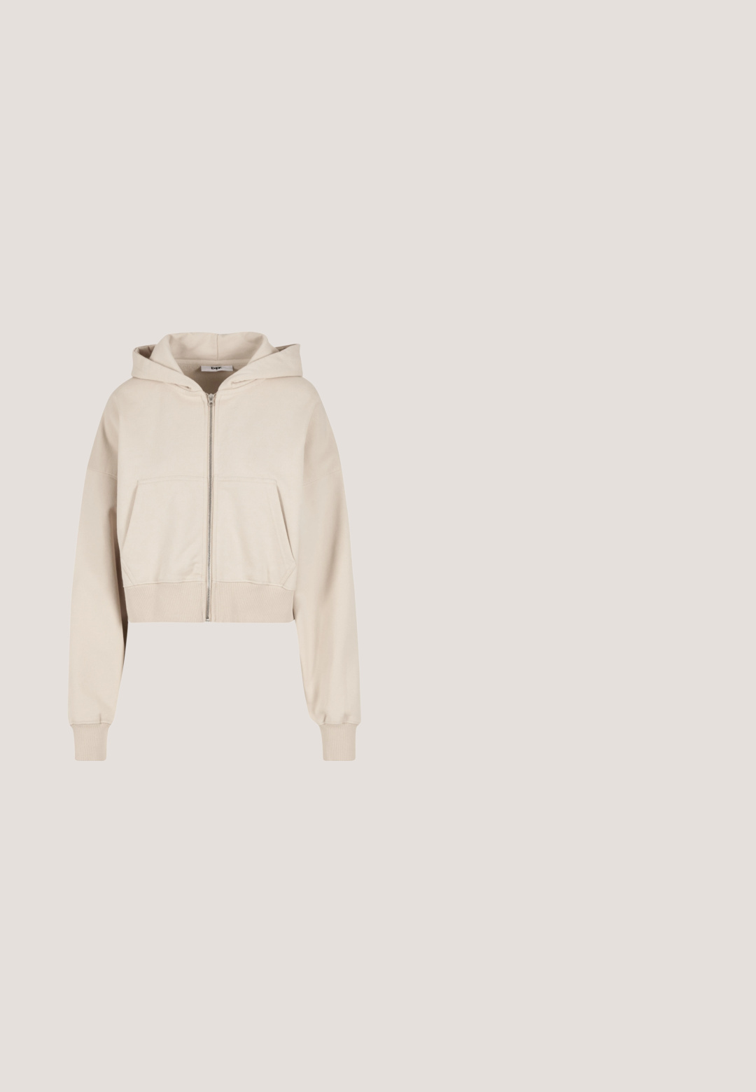 Lyhennetty beige huppari, joka on valmistettu pehmeästä kankaasta. Sillä on edessä vetoketju, kaksi suurta sivutaskua sekä ribbed hihansuut ja helma.; Keltainen lyhythihainen t-paita, jossa on pieniä kukka- ja ruskeita risti-kuvioita, pyöreä pääntie ja kevyt kangas.; Beiget joukkuehousut joustovyöllä, nyörillä ja kapenevilla hihansuilla. Vasemman reiden alueella pieni purppuravärinen adidas-logo. Pehmeä kangas.; Vaaleanharmaa balettitossu, jossa valkoinen kumipohja ja nauharusetti päällä, sivuprofiili valkoisella taustalla.; Vaaleanruskea Calvin Kleinin nahkainen käsilaukku säädettävällä hihnalla ja hopeisella vetoketjulla, esitelty yksiväristä valkoista taustaa vasten.; Kaksi kullanväristä rengaskorvakorua, joissa tasaiset pyöreät riipukset riippuvat jokaisen renkaan sisällä valkoisella taustalla.