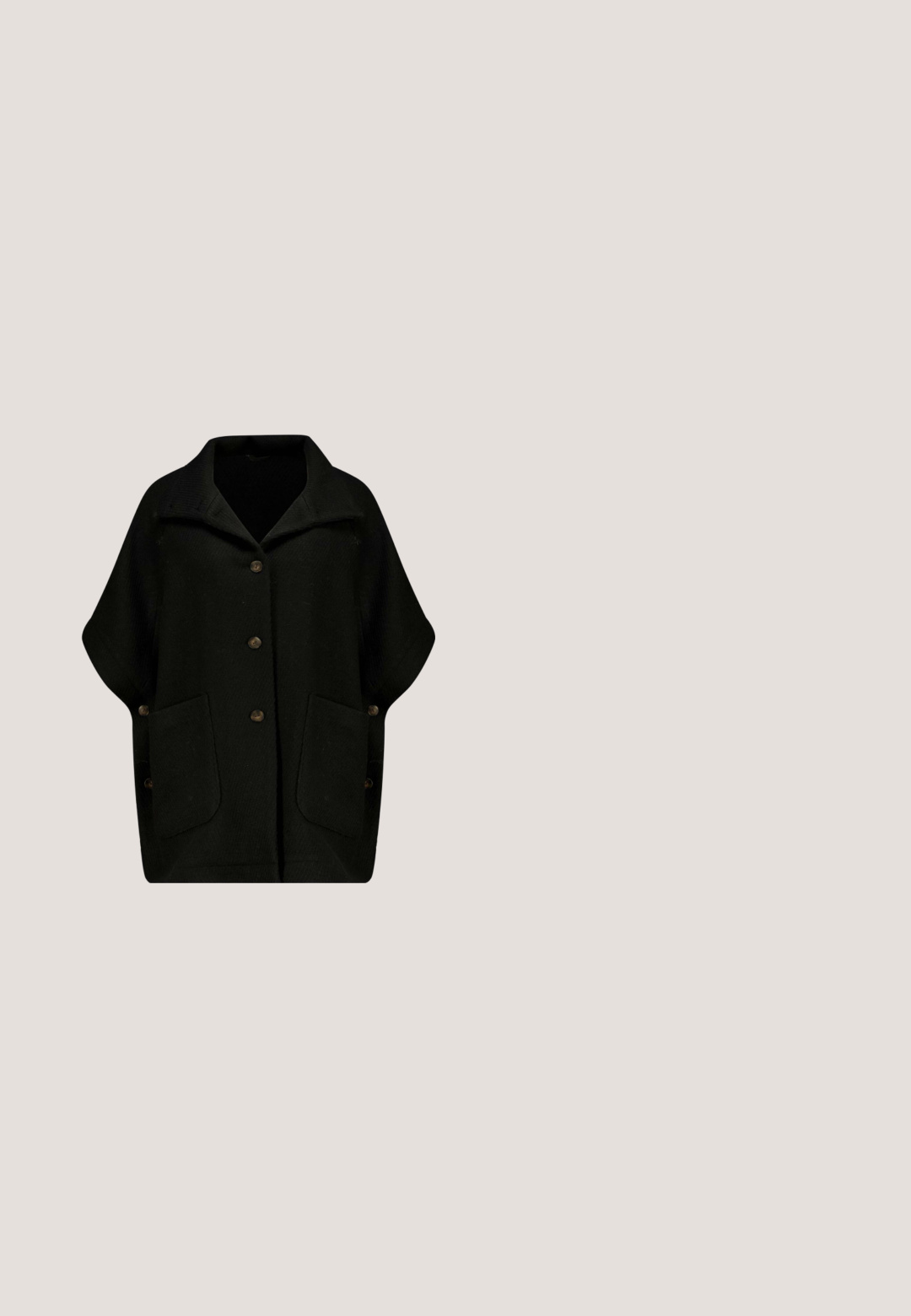 Cardigan en laine noir surdimensionné avec un col, cinq boutons marron et deux poches latérales. Tissu texturé avec une coupe décontractée.; Tee-shirt noir à manches longues en tissu lisse et extensible avec un col rond et une coupe ajustée, sans motifs ni accents visibles.; Pantalons larges noirs avec une taille douce et extensible. Tissu lisse, design à longueur complète, sans fermetures ni motifs visibles.; Sneakers en cuir noir avec un bout arrondi, un laçage à l'avant, une fermeture éclair sur le côté et une semelle plateforme noire scintillante. Texture lisse, design minimal.; Sac à bandoulière en cuir noir avec une forme incurvée, une surface texturée, une sangle ajustable et un petit logo métallique. Fermeture à glissière sur le dessus.; Glanzstücke München Bracelet - gold-coloured