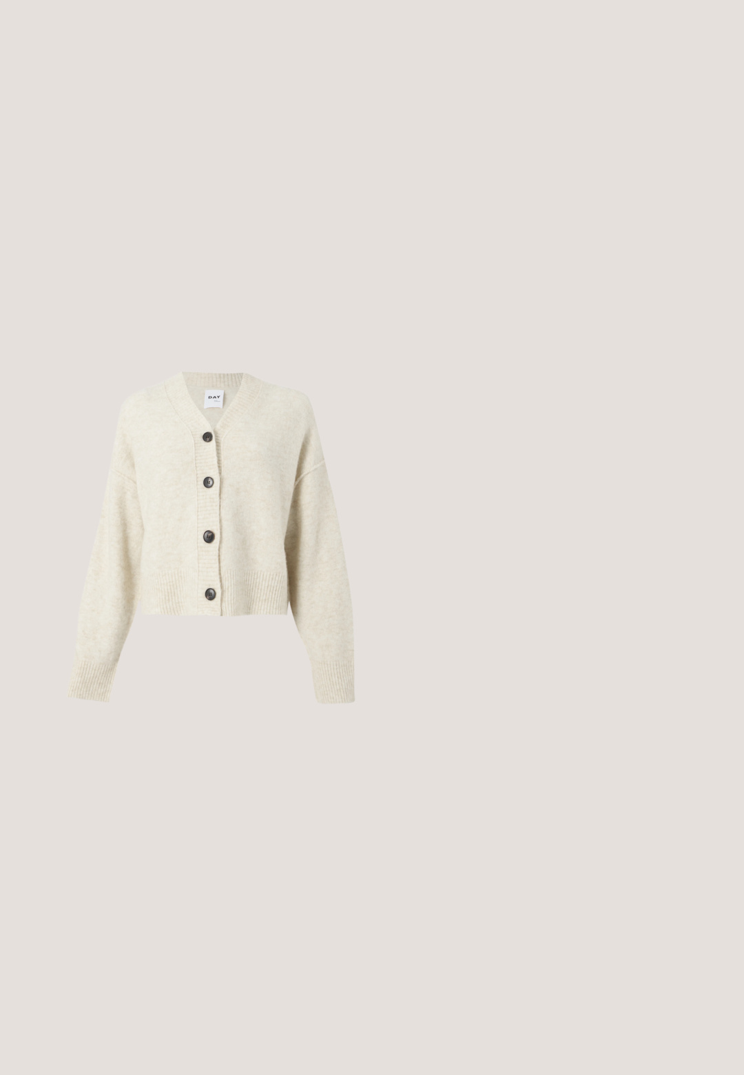 Hellbeige gestrickte Strickjacke mit V-Ausschnitt, fünf dunklen Knöpfen, gerippten Bündchen und Saum. Weiche Textur und verkürztes Design.; Ärmelloses Oberteil in hellem Beige mit geripptem Stoff und einem hohen, gerafften Kragen. Die taillierte Silhouette betont die Form.; Beige Kordhose im Weitschnitt mit vertikalen Streifen, ausgestattet mit einem Knopfverschluss und frontalen Taschen. Weicher, strukturierten Stoff in lockerer Passform.; Metallic-grauer Slingback-Schuh mit spitzer Schuhspitze, niedrigem Kittenabsatz und verstellbarem Riemen auf weißem Hintergrund.; Cremefarbene Calvin Klein Lederschultertasche mit gebogener Oberkante, silbernem Reißverschluss und dunkelbraunem verstellbarem Riemen.; Klare Acryl-Ohrringe in Hoop-Form mit goldenen Akzenten, die ein geschwungenes Design und einen transparenten Verschluss aufweisen. Glatte Textur, minimalistischer Stil.