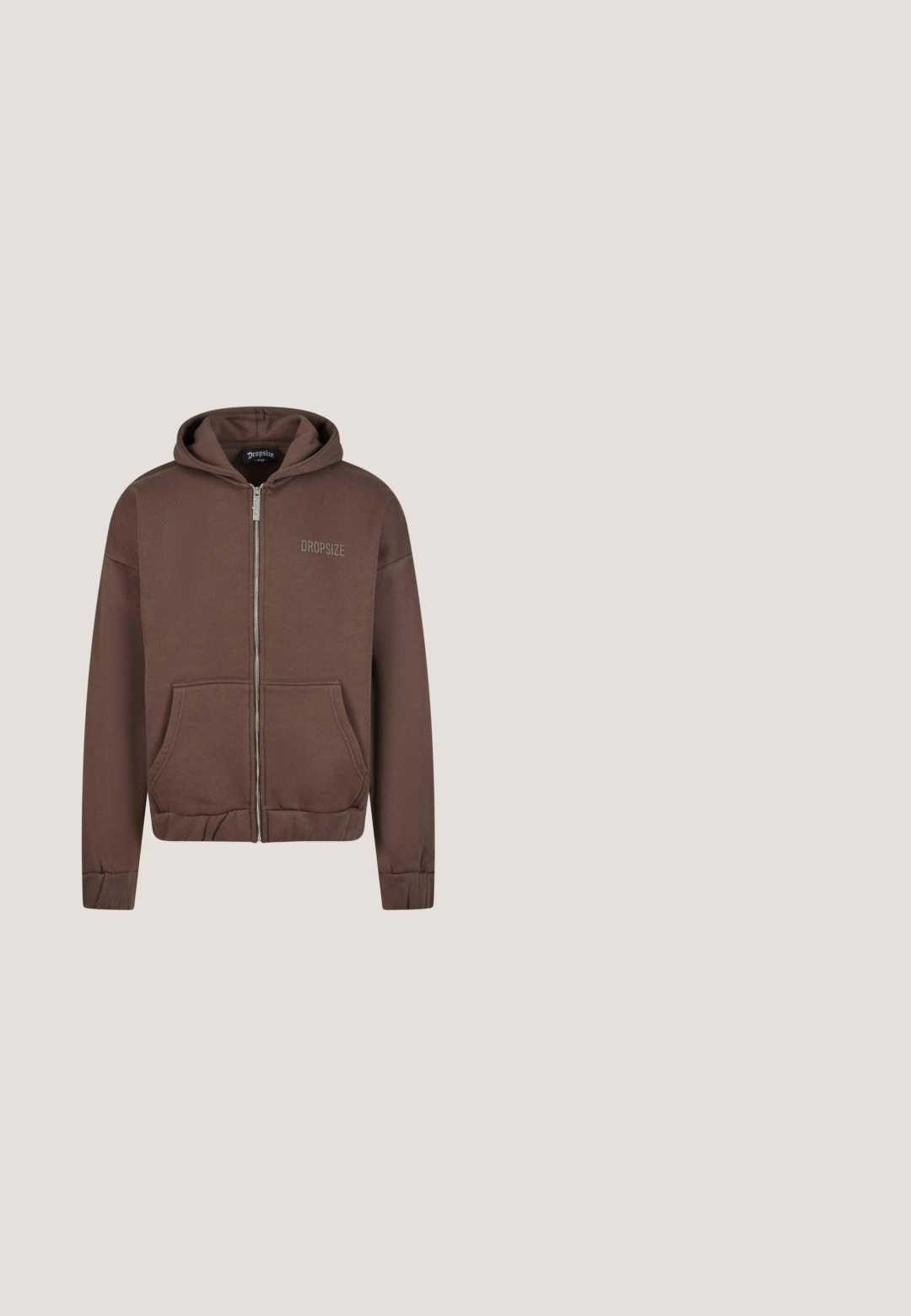 Bruine zip-up hoodie van zachte stof met een voorzak en geribbelde manchetten. Bevat de merknaam "DROPSIZE" bedrukt op de borst.; Bordeaux gewatteerde vest met een ritssluiting aan de voorkant. Heeft een mouwloos ontwerp en een cirkelvormig stikpatroon op de stof.; Bruine katoen t-shirt met korte mouwen, ronde hals en een relaxte pasvorm. Glad textuur zonder zichtbare patronen of accenten.; Bruine joggingbroek van zacht materiaal, met een elastische tailleband, opgestikte enkels en een klein logo op de linkerdij.; Witte en bruine sneaker met een bovenwerk van getextureerd leer, geperforeerde neus, logodetail aan de zijkant en een rubberen zool. Rond ontwerp met lage schacht.; Compacte bruine crossbodytas met geometrisch patroon, verstelbare band, ritssluiting en goudkleurige Lacoste krokodillenlogo op het voorvak.