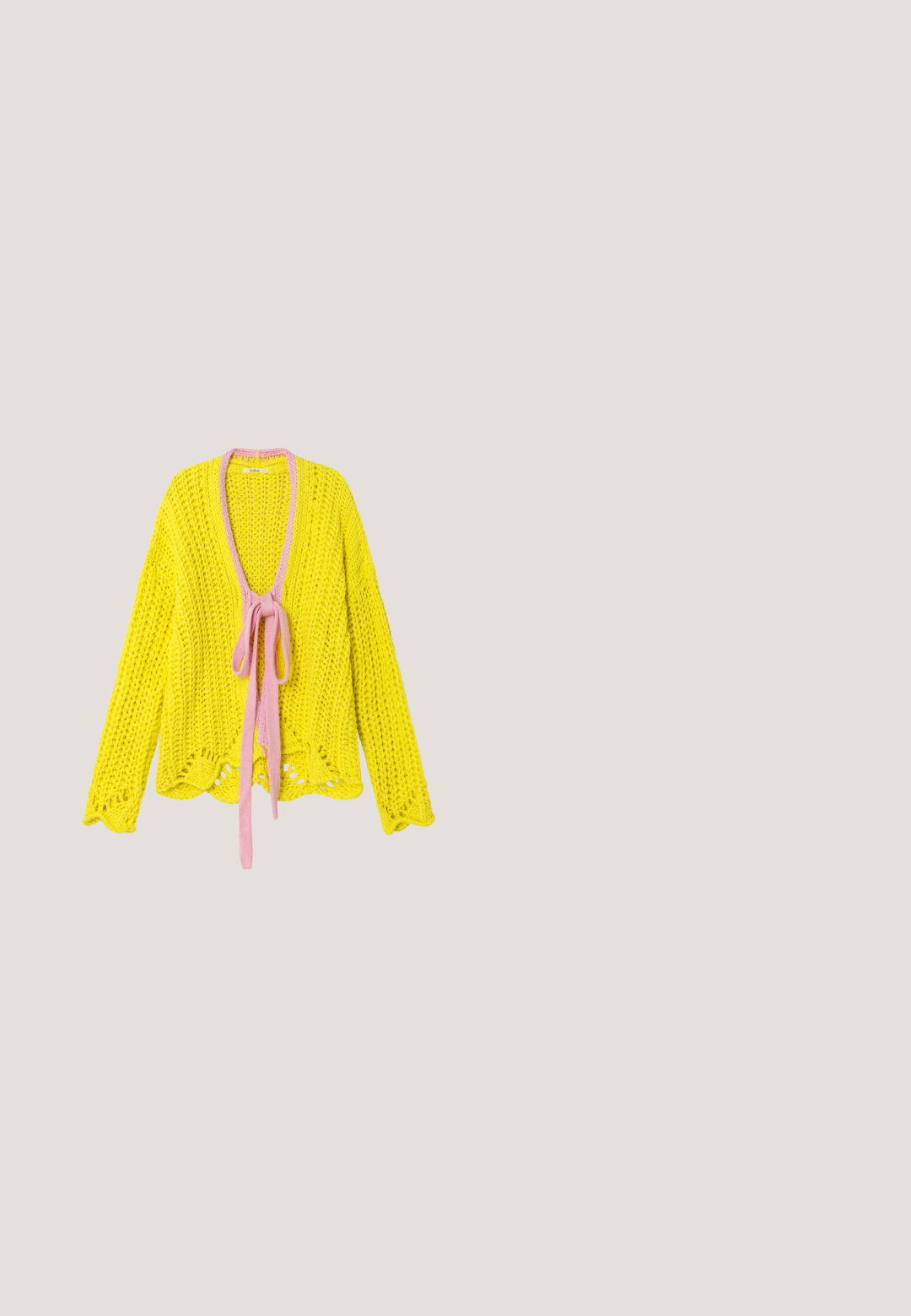 Gele chunky gebreide cardigan met lange mouwen, roze striksluiting bij de V-hals en geschulpte zoomdetails.; Witte mouwloze jurk met gaatjesborduurwerk, een gegolfde zoom, een ronde halslijn en een ontspannen silhouet.; Rode sandalen met hoge hakken en glanzende afwerking, voorzien van gebogen, abstracte handvormen als bandjes en een dikke hak voor stabiliteit.; Bruingetinte ovale zonnebril met doorschijnend amberkleurig kunststof montuur en licht gebogen pootjes, van voren weergegeven op een witte achtergrond.; Bordeaux geweven handtas met gevlochten riem en een wit stoffen trekkoordzakje erin.; Glinsterende, gladde gouden ring met een breed, afgerond abstract ontwerp, dat een lus vormt met reflecterende oppervlakken op een witte achtergrond.