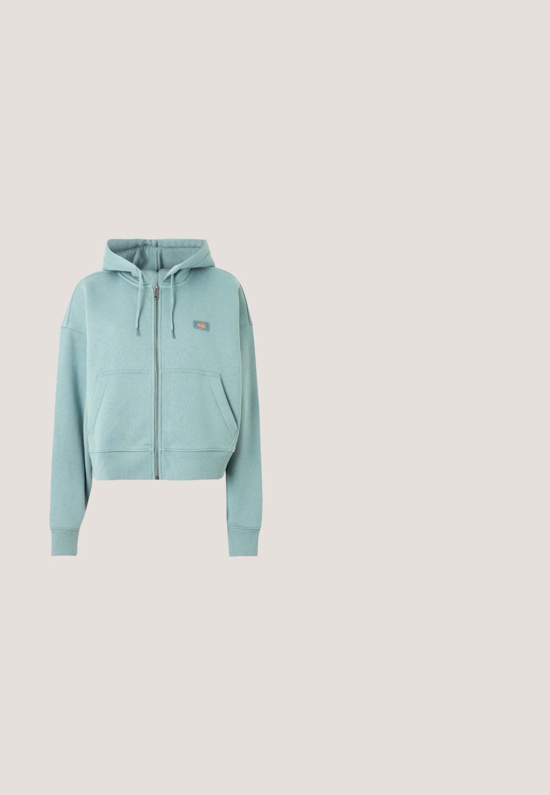 Lichtblauwe hoodie met rits, voorzakken, capuchon met trekkoord en een klein rechthoekig logo op de borst.; Lichtblauw cropped T-shirt met korte mouwen, met een kleine croissant en vage cursieve tekst op de borst.; Roze trainingsbroeken van zacht materiaal, met een trekkoord in de taille, taps toelopende boorden en witte grafische tekst op het linkerbeen.; Witte sneaker met een soepel textielen bovenwerk, tonale veters, iriserend blauw accent bij de hiel en een textuurrubberen zool. Voorzien van een logo aan de zijkant.; Teal draagtas met twee lange handvatten, gemaakt van een glad materiaal. Heeft een cirkelvormige logo-afdruk in het midden onderaan. Ritsafsluiting aan de onderkant.; Zilveren hoepel oorbellen met een ronde vorm en een textuur op het oppervlak, en een studsluiting. De oren tonen twee verschillende, in elkaar grijpende vormen.