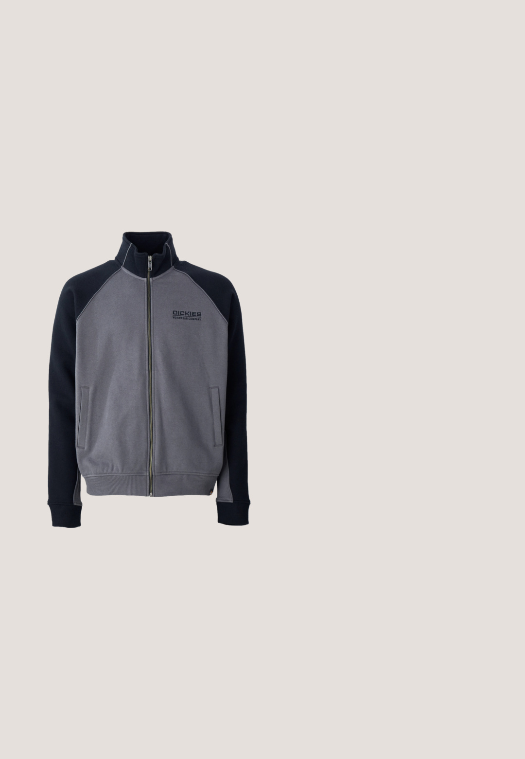 Hallideheline ja must tõmblukkidega jope kõrge kraega, kaks eesmist taskut ja "Dickies Workwear Company" logo rinnal.; Tumesinine lühikeste varrukatega võrkkootud T-särk punaste logokeskustega. Omab ümmargust kaelust ja hingavat kangast ventilatsiooni jaoks.; Tumedates sinised, elastse vööga püksid, millel on mugav lõige. Omavad vertikaalseid õmbluse üksikasju ja pehmet puuvilla tekstuuri.; Lacoste toss sneaker, millel on hall ülaosa siniste aktsentidega, võrkmuster, ümar tallaosa ja painduv kummist välistald. Mudel LP003.; Must mustbag tekstuurset geomeetrilist mustrit, kahekordne lukustus ja reguleeritavad rihmad. Tugeva riistvaraelementidega kaunistatud.; Mustast ja hõbedasest helmestest käevõru, millel on vahelduvad ümmargused ja torukujulised kujud, metallikläige ning kinnitusega lukk.
