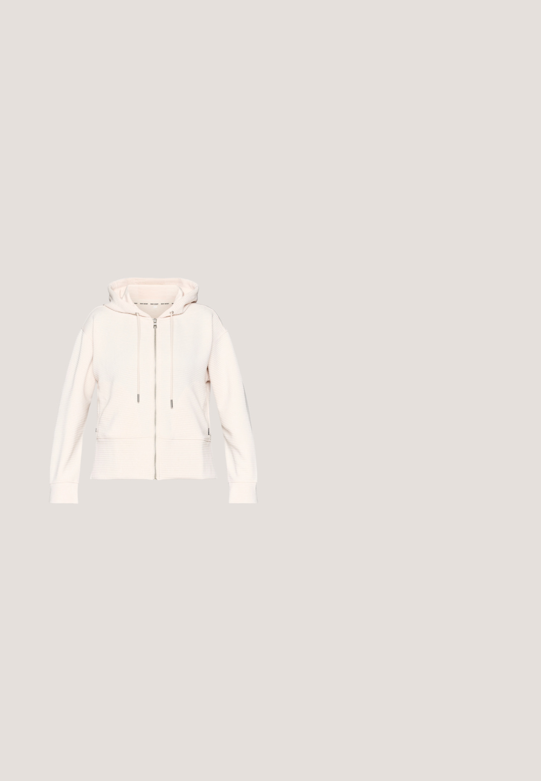 Lichtroze hoodie met rits, subtiele ribbelstructuur, verstelbare koordjes en zijzakken. Zachte stof, relaxte pasvorm en capuchonontwerp.; ONLY Play ONPSANA SHORT - Top - black; Zwarte, rekbare shorts met een hoge taille en knielengte, uitgevoerd met platte naden, ontworpen voor sportkleding of casual gebruik.; Zwarte sportschoen met een textuurstof bovenwerk, witte zool en een opvallend vetersysteem. Voorzien van een Nike-logo en een zacht, gedempt ontwerp.; Beige Nike tote tas met groot wit swoosh-logo en lange zwarte schouderbanden, voorvak met rits, rechtopstaand tegen een effen achtergrond.; Zwarte vingerloze fitnesshandschoenen van ademend materiaal, met een wit Nike-logo, gevoerde handpalmen en een open polsontwerp voor flexibiliteit.